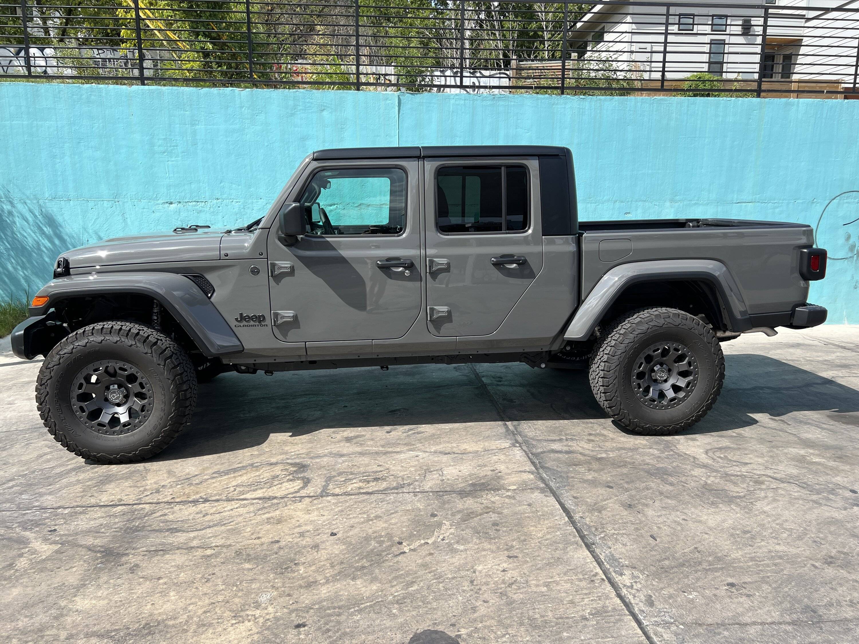 Jeep Gladiator Wheels with Sting Ray Color Gladiator? IMG_1040