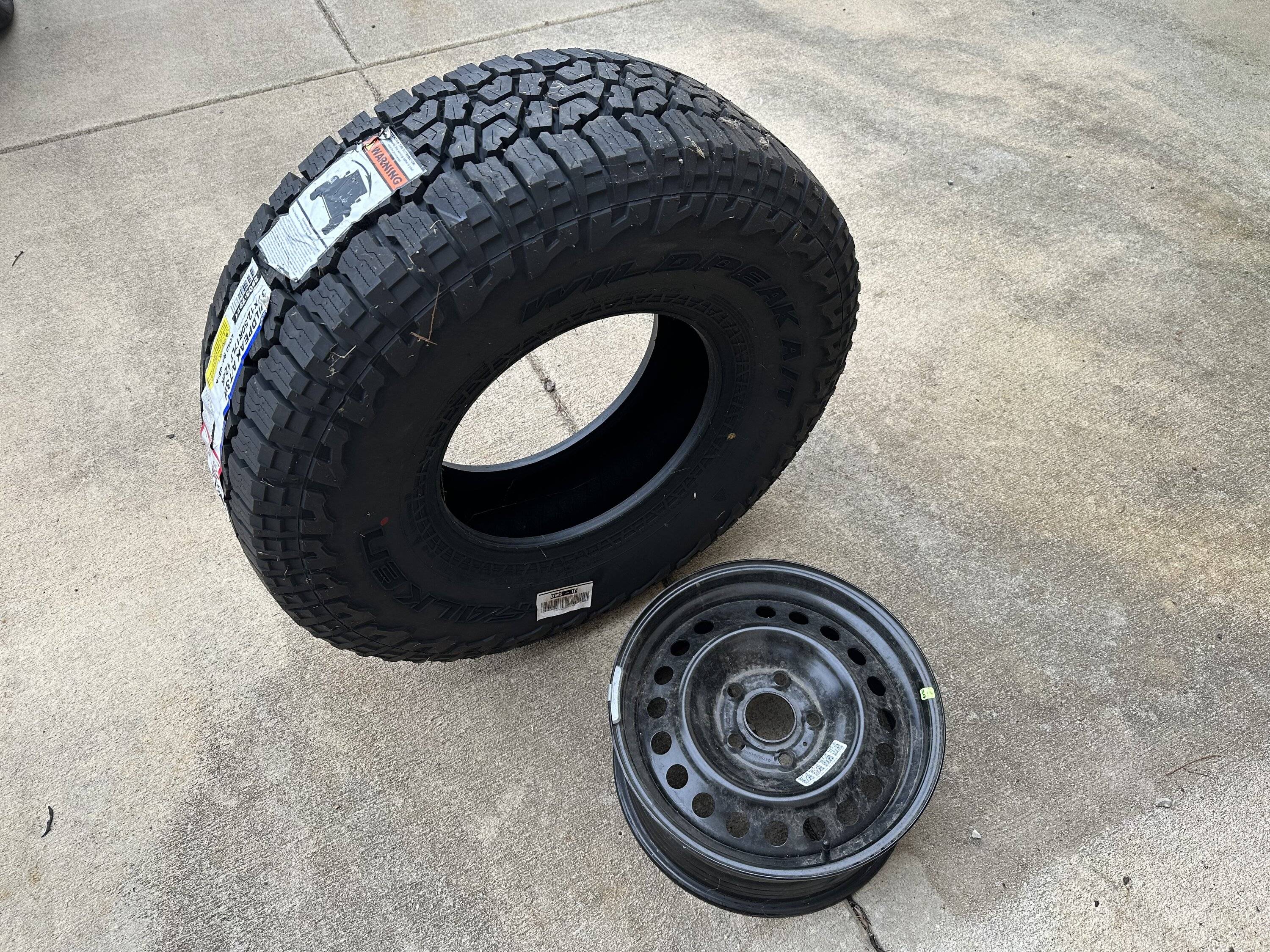 Jeep Gladiator (1) New unmounted Falken Wildpeak ATW3 37x12.5r17 LT w/ OEM Spare RIM IMG_3956
