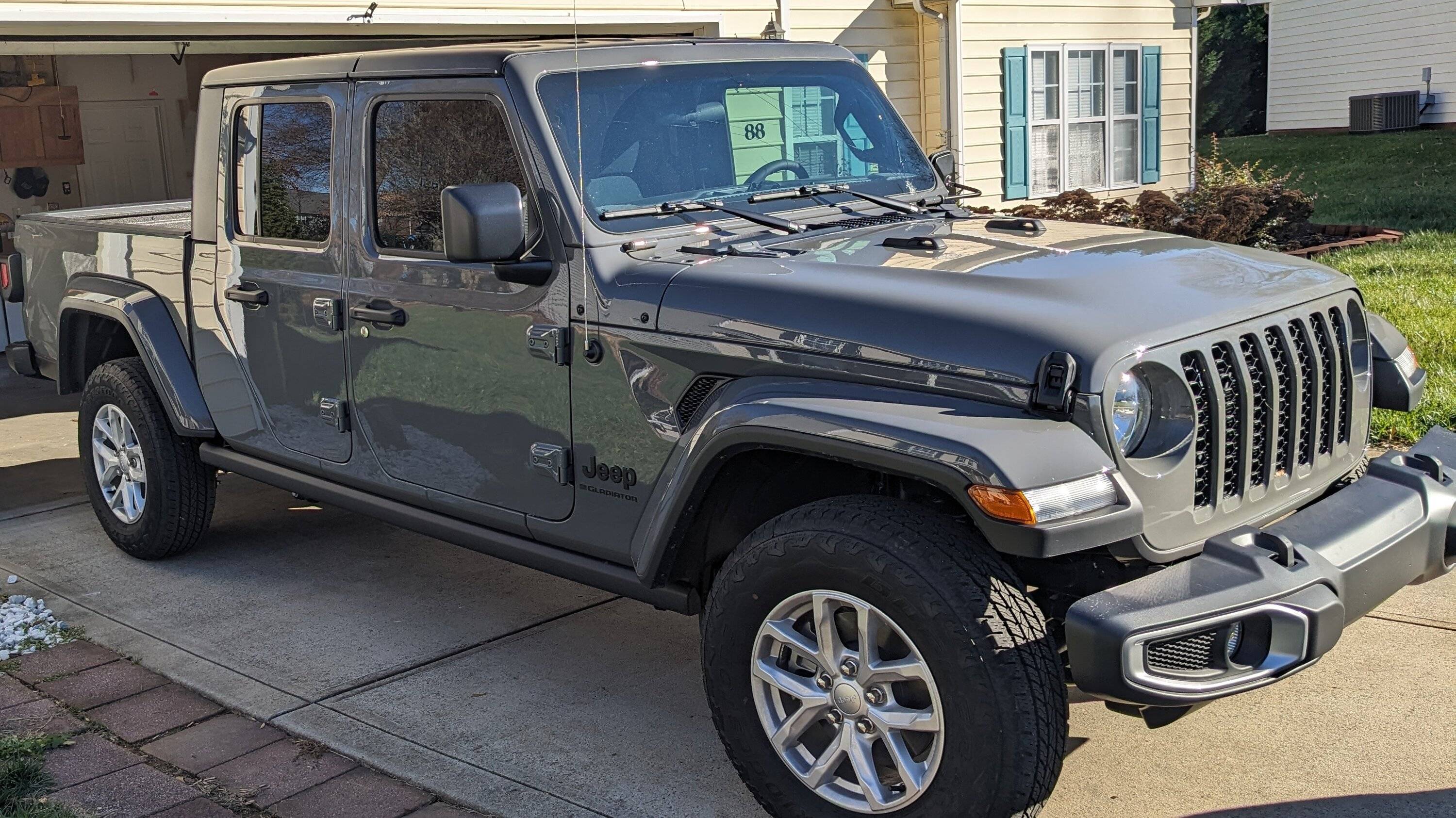 Jeep Gladiator '23 Hard top w/tinted window $2000 PXL_20231214_191341610~2