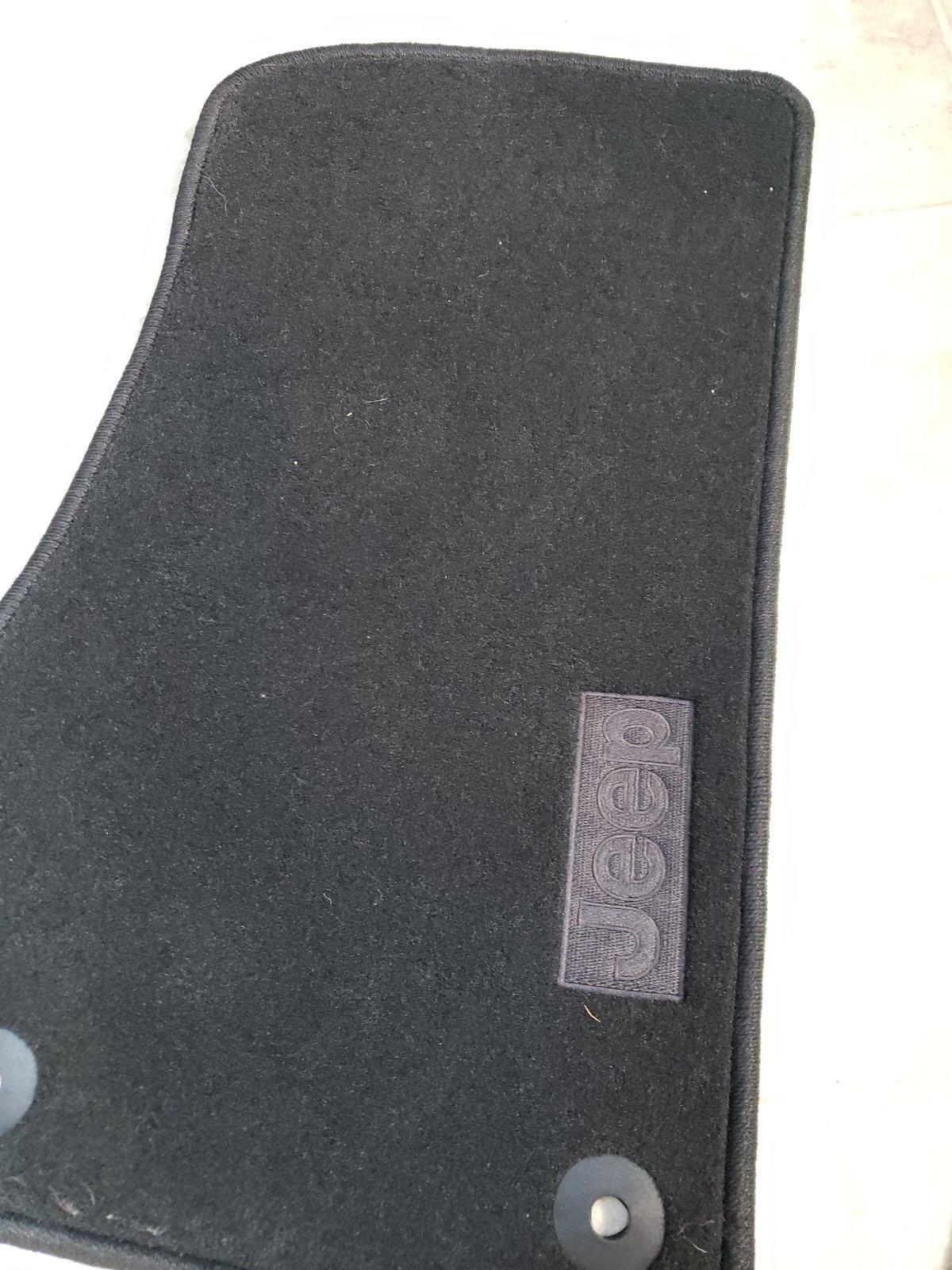 Jeep Gladiator Factory Carpet Floor Mats 20190924_163350