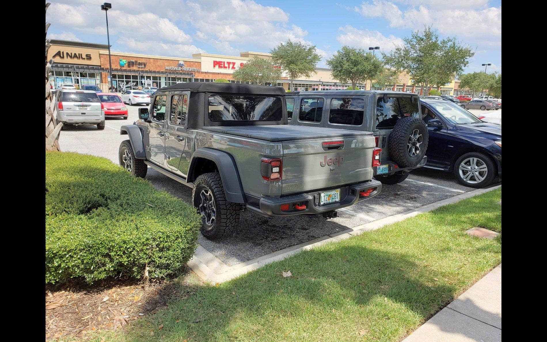 Jeep Gladiator Jeeps Parking Next To Jeeps Screenshot_20190926-020729_Messenger
