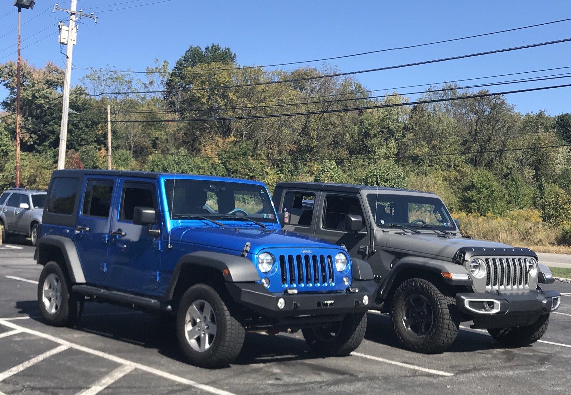Jeep Gladiator Jeeps Parking Next To Jeeps 999C49DA-51ED-4FD7-A3B7-A03B2CEE54E9