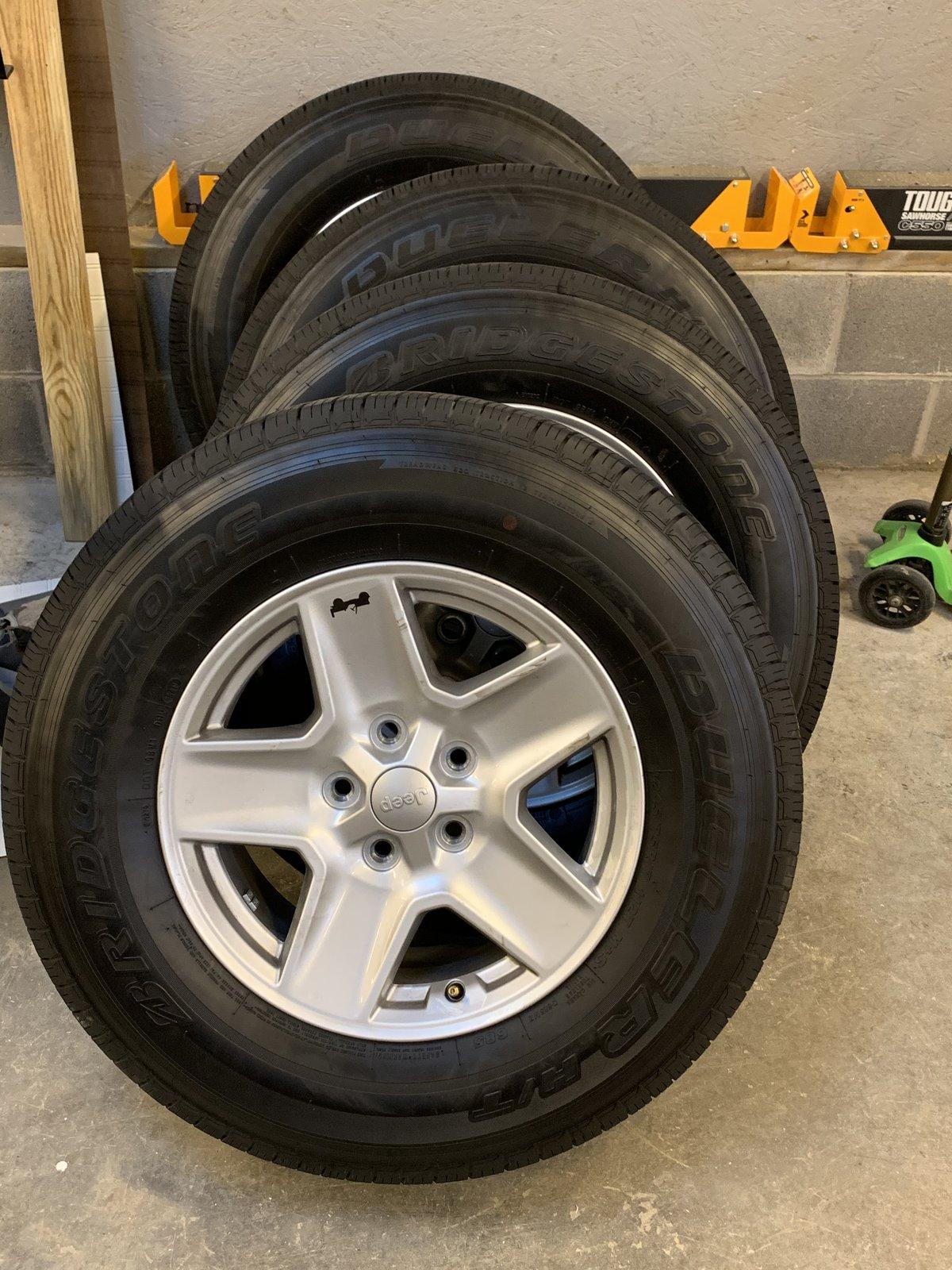 Jeep Gladiator Stock wheels and tires (with TPMS sensors) 24DAD97C-CB16-4009-93FB-13AD322D0156