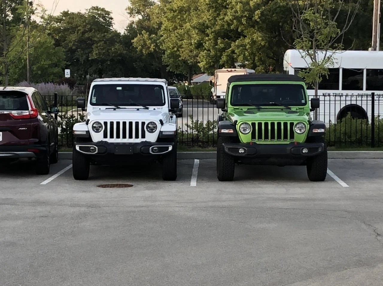 Jeep Gladiator Jeeps Parking Next To Jeeps B93B2A55-CEB5-4F1C-B280-ECC0715EBD2B