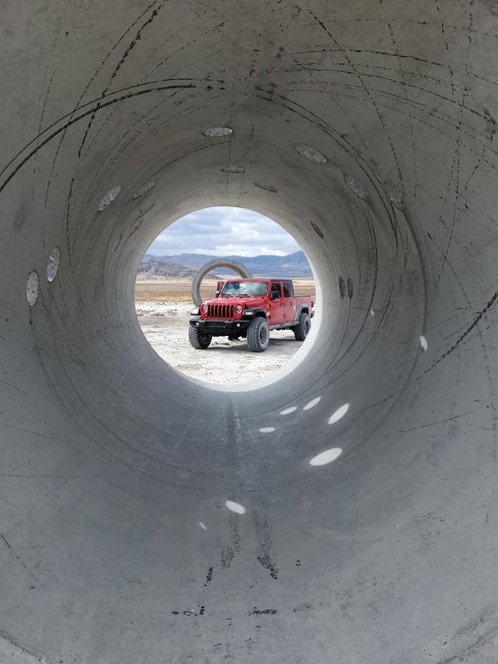 Jeep Gladiator Running the entire expanse of the Great Salt Lake nc_oc=AQnRklp1YXUmzlIQrpCMBbatz-sN9usF0juIYe1KoVOLlyAommtqyqyacGty1OVGEhU&_nc_ht=scontent-sjc3-1