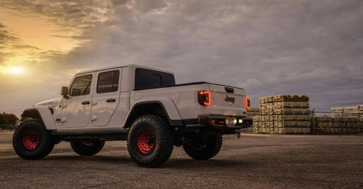 Jeep Gladiator BRIGHT WHITE Gladiator JT Club CBEE8087-1A81-48D9-A4B9-88AF122074E6