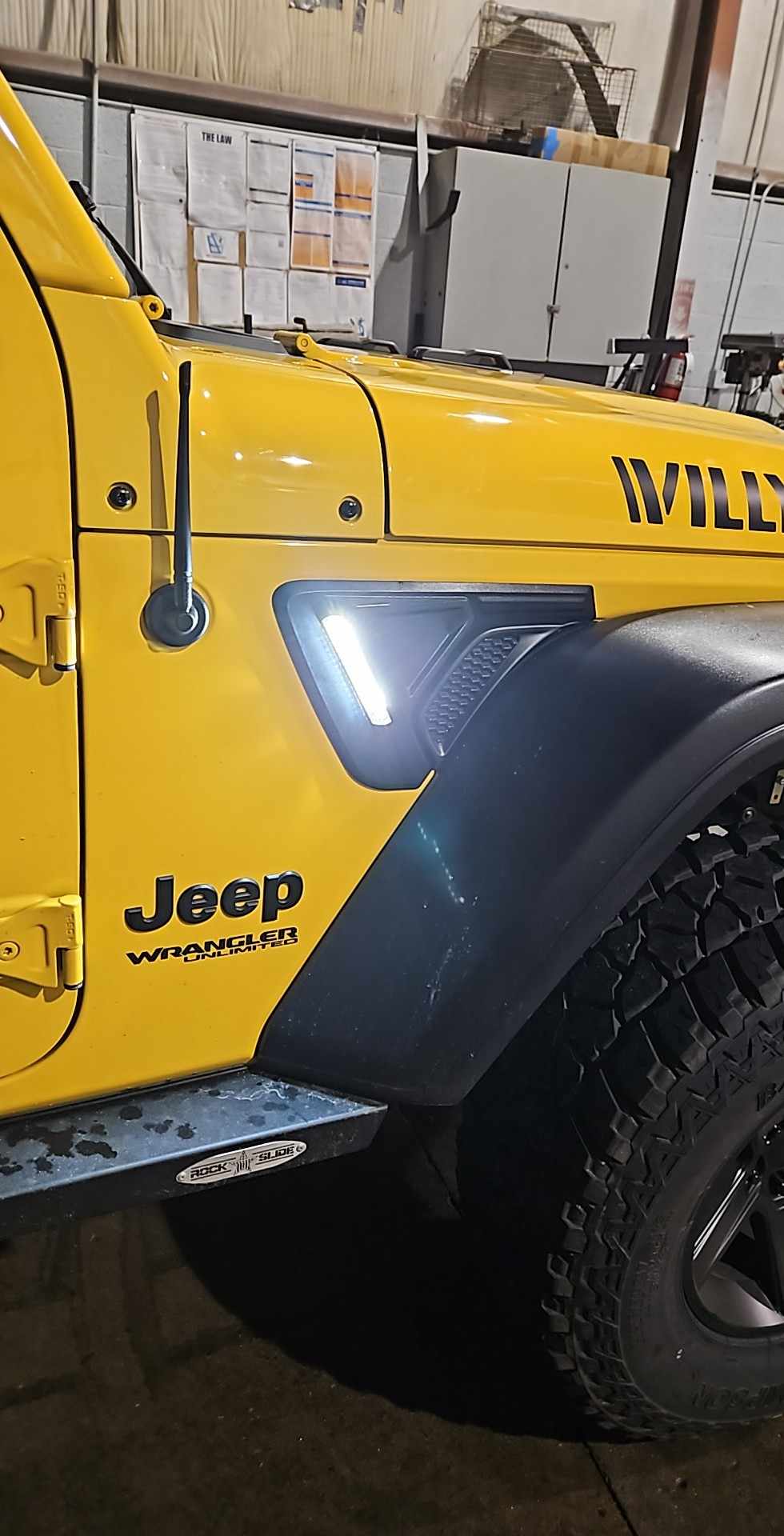 Jeep Gladiator ? Customer Photos! ? ORACLE Lighting Sidetrack LED Lighting oracle_lighting_sidetrack_led_lighting_on-