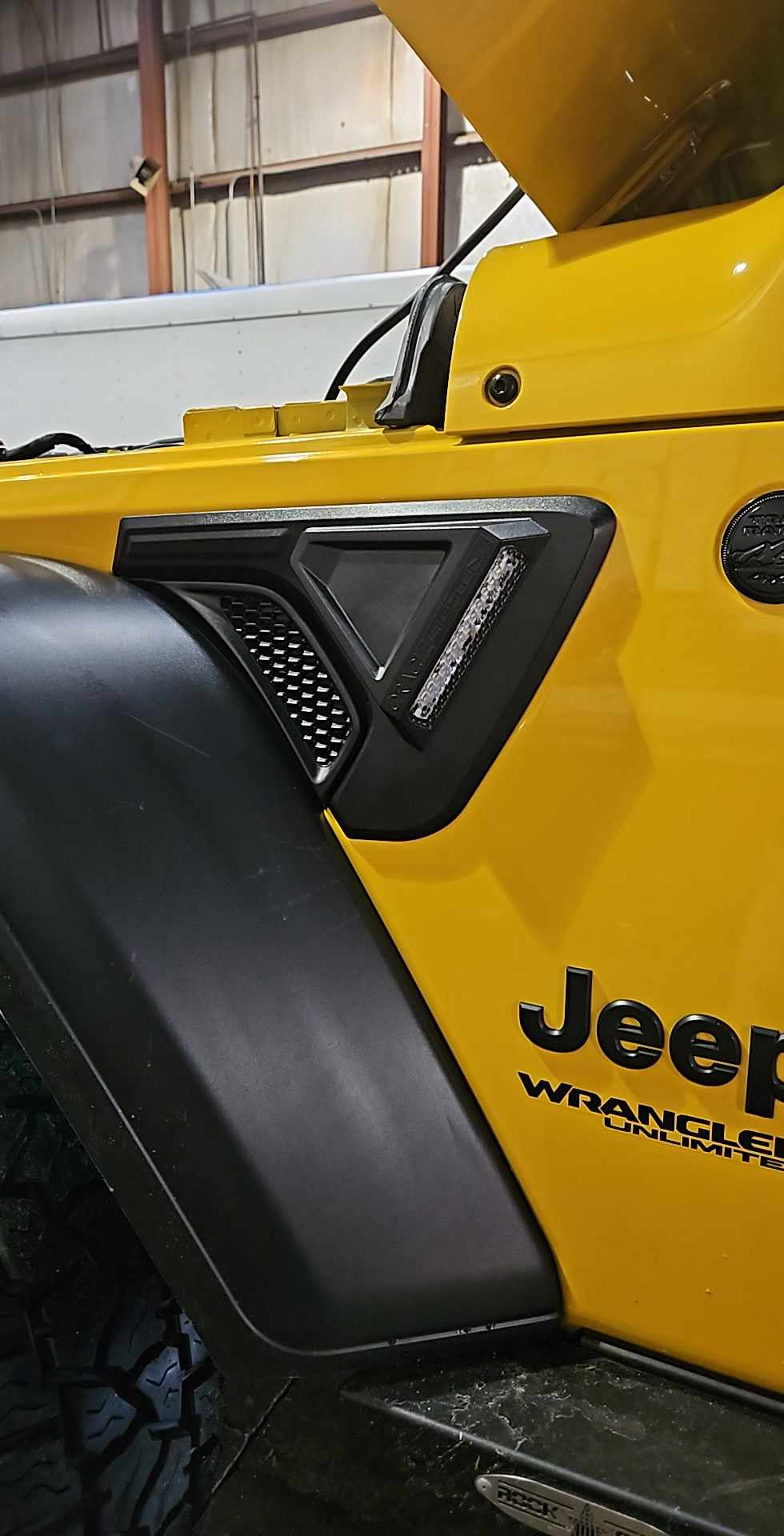 Jeep Gladiator ? Customer Photos! ? ORACLE Lighting Sidetrack LED Lighting acle_lighting_sidetrack_led_lighting_installed-