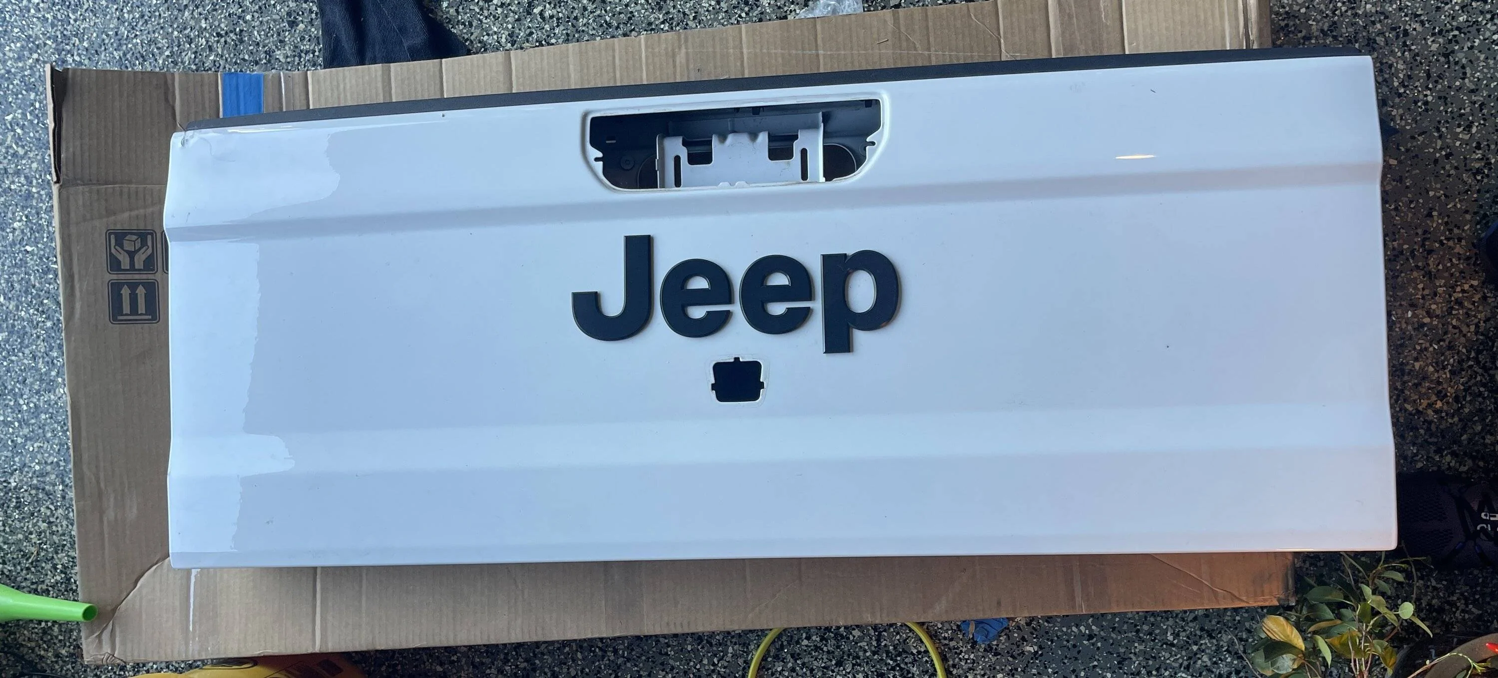 Jeep Gladiator OEM TailGate white IMG_5438
