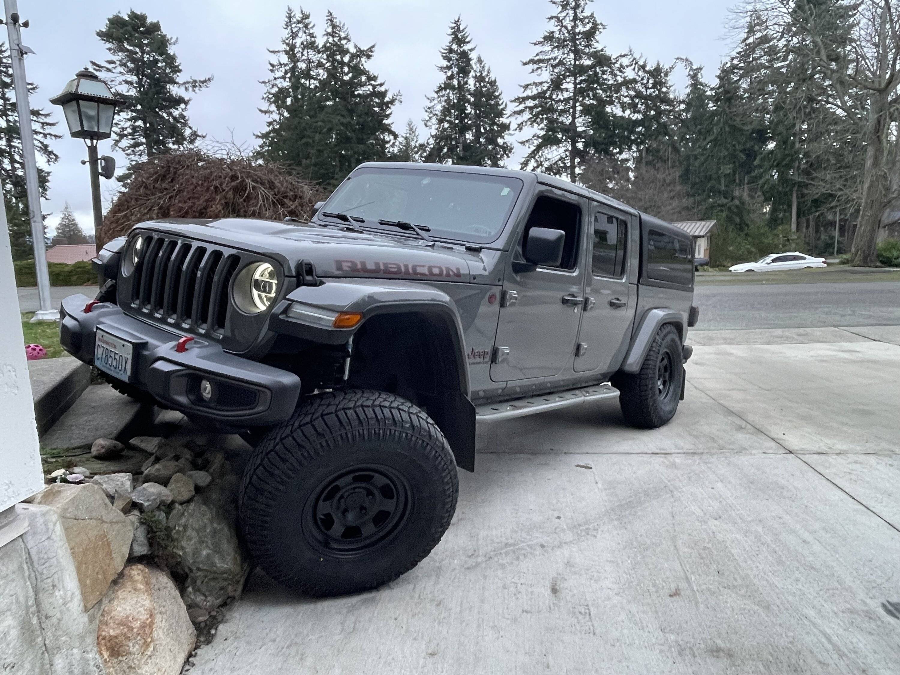 Jeep Gladiator Anyone running the Leer 100XQ... IMG_2676