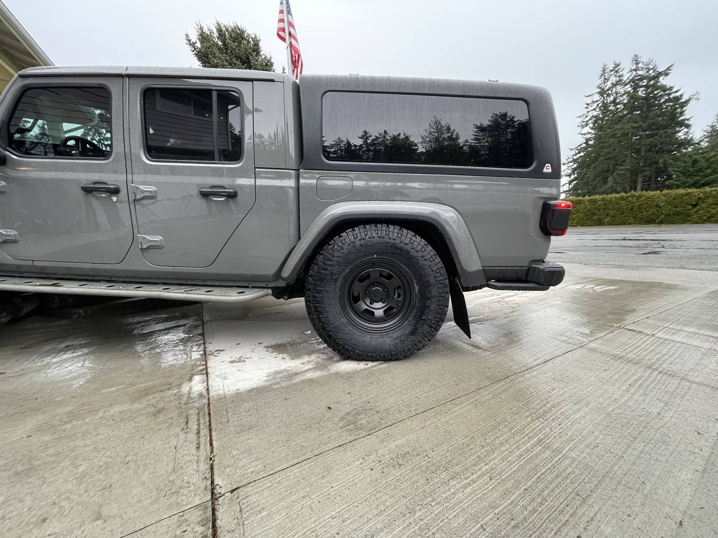Jeep Gladiator Anyone running the Leer 100XQ... IMG_2634