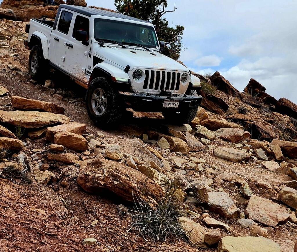Jeep Gladiator Looking for help with yellow driving lights for snow EGAH5346.JPG
