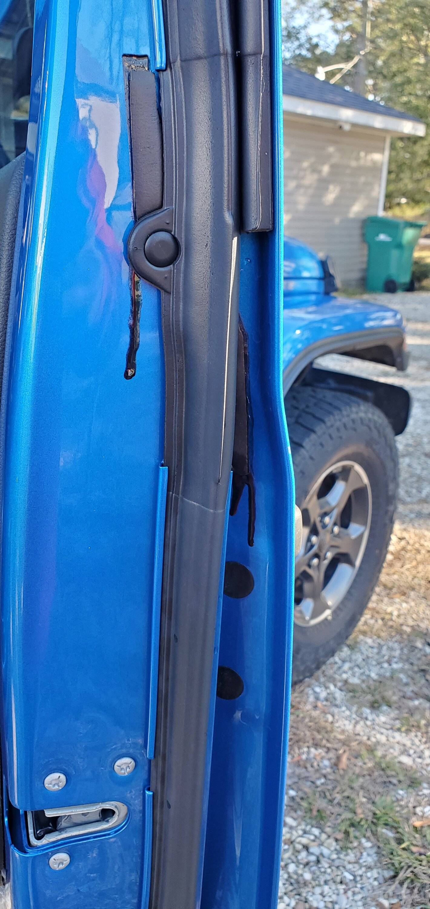 Jeep Gladiator Did your truck melt this summer? 20231230_143327