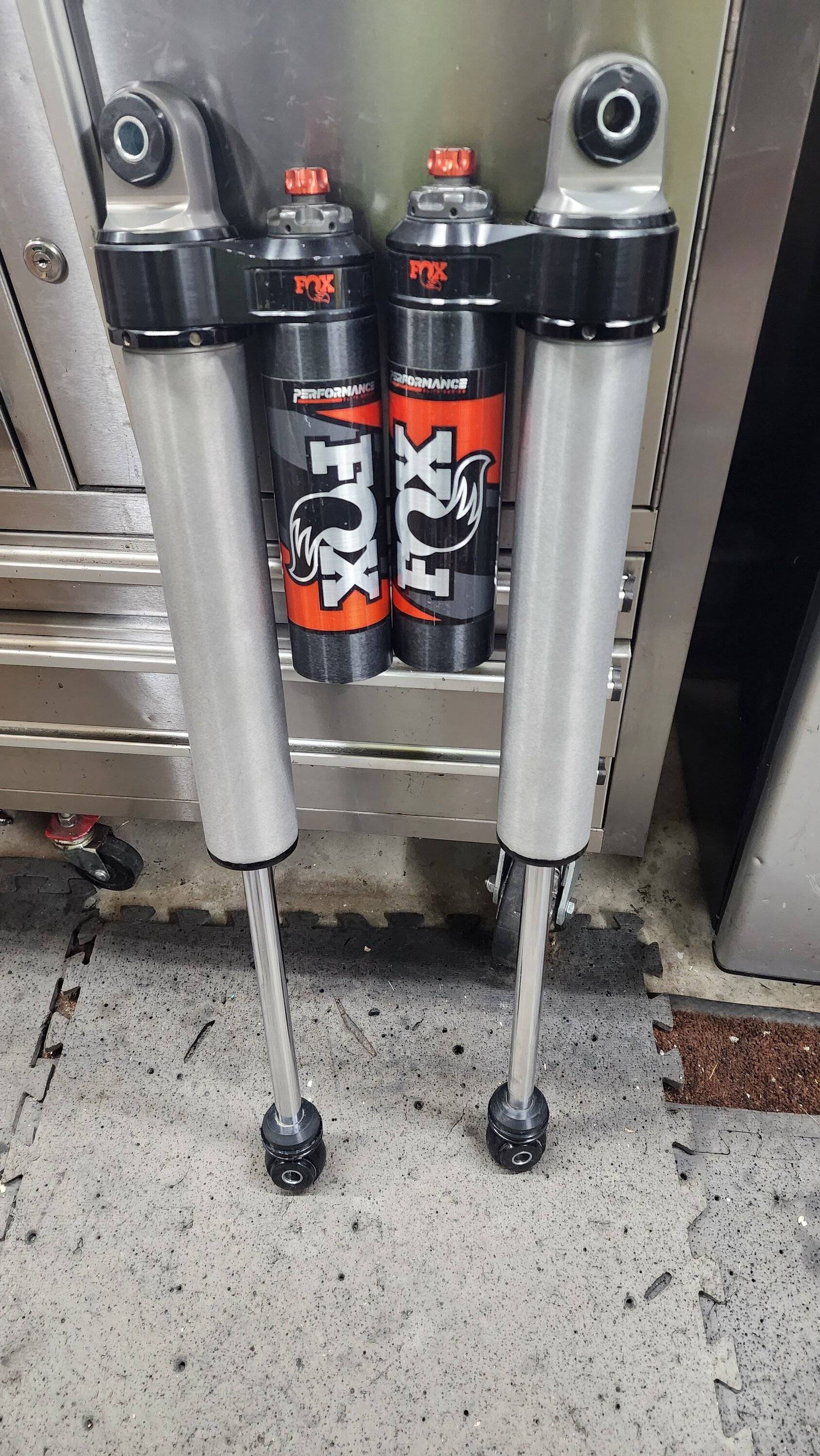 Jeep Gladiator Fox 2.5 Rear Shocks - 3.5-4 inches of Lift (883-26-075) 20240101_115752