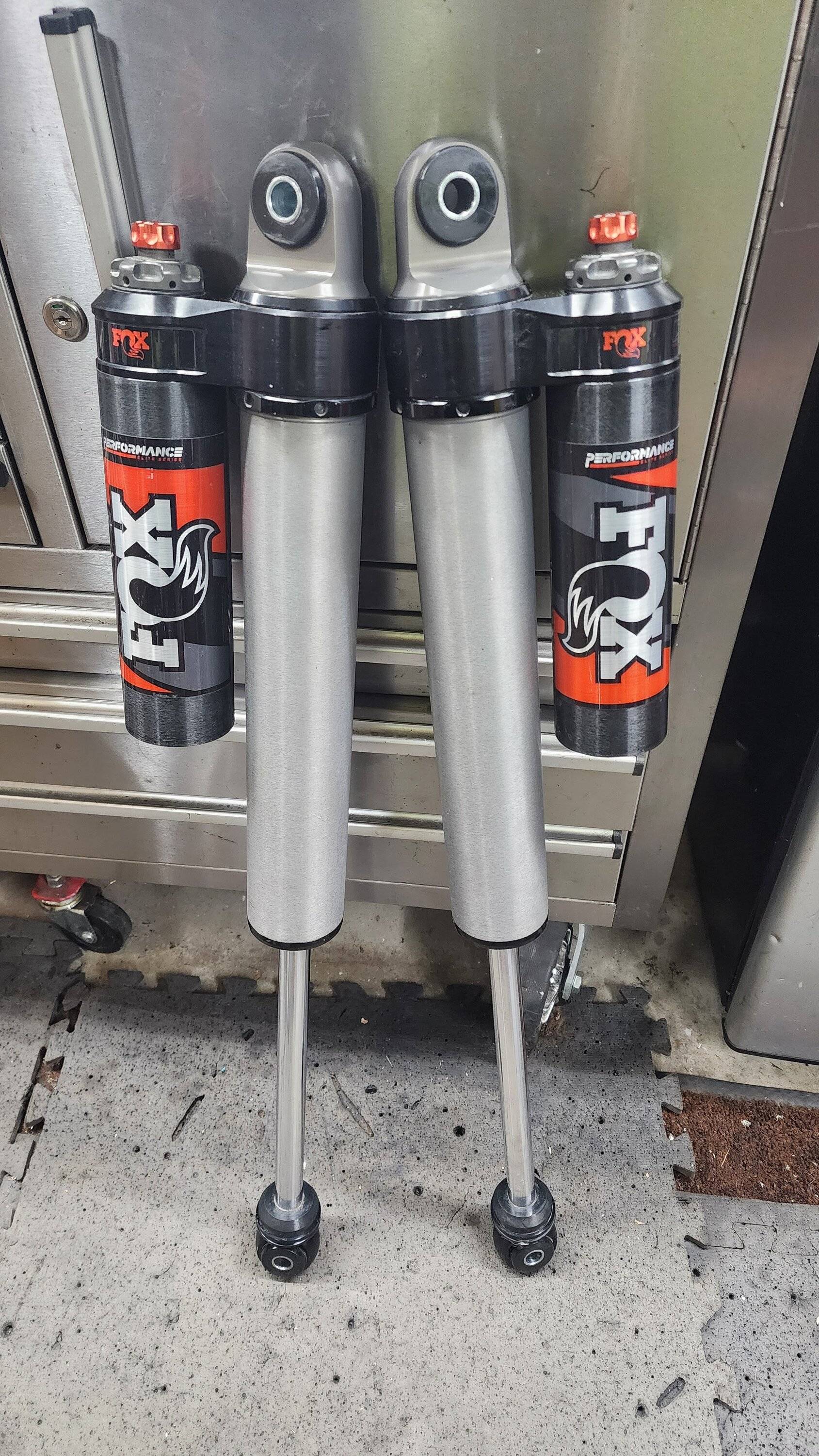 Jeep Gladiator Fox 2.5 Rear Shocks - 3.5-4 inches of Lift (883-26-075) 20240101_115735