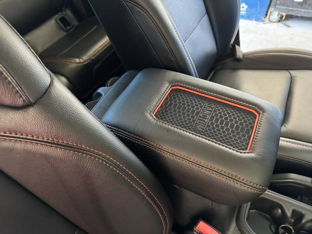Jeep Gladiator Leather Seats Sanctum wireless charging console review DA663319-B415-4E56-B12F-7640814678D2_1_105_c