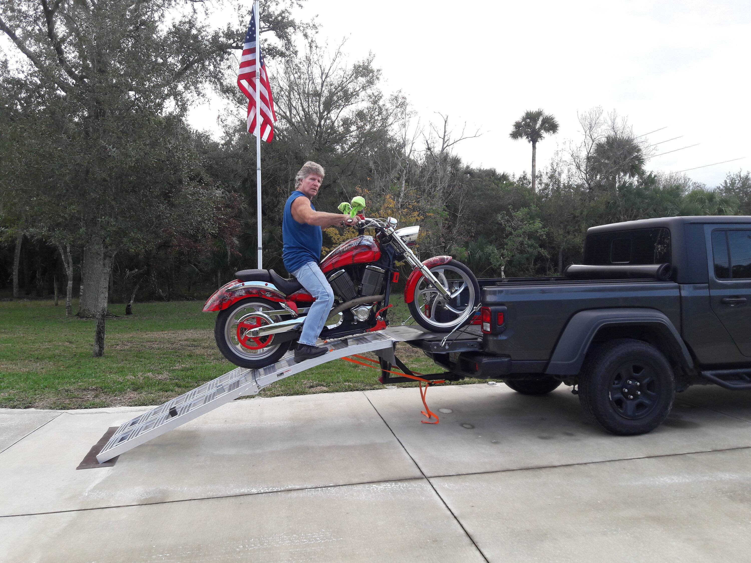 Jeep Gladiator Tailgate extension for Motorcycle (Metric cruiser- '05 Victory Vegas) in the Bed! Ramp3