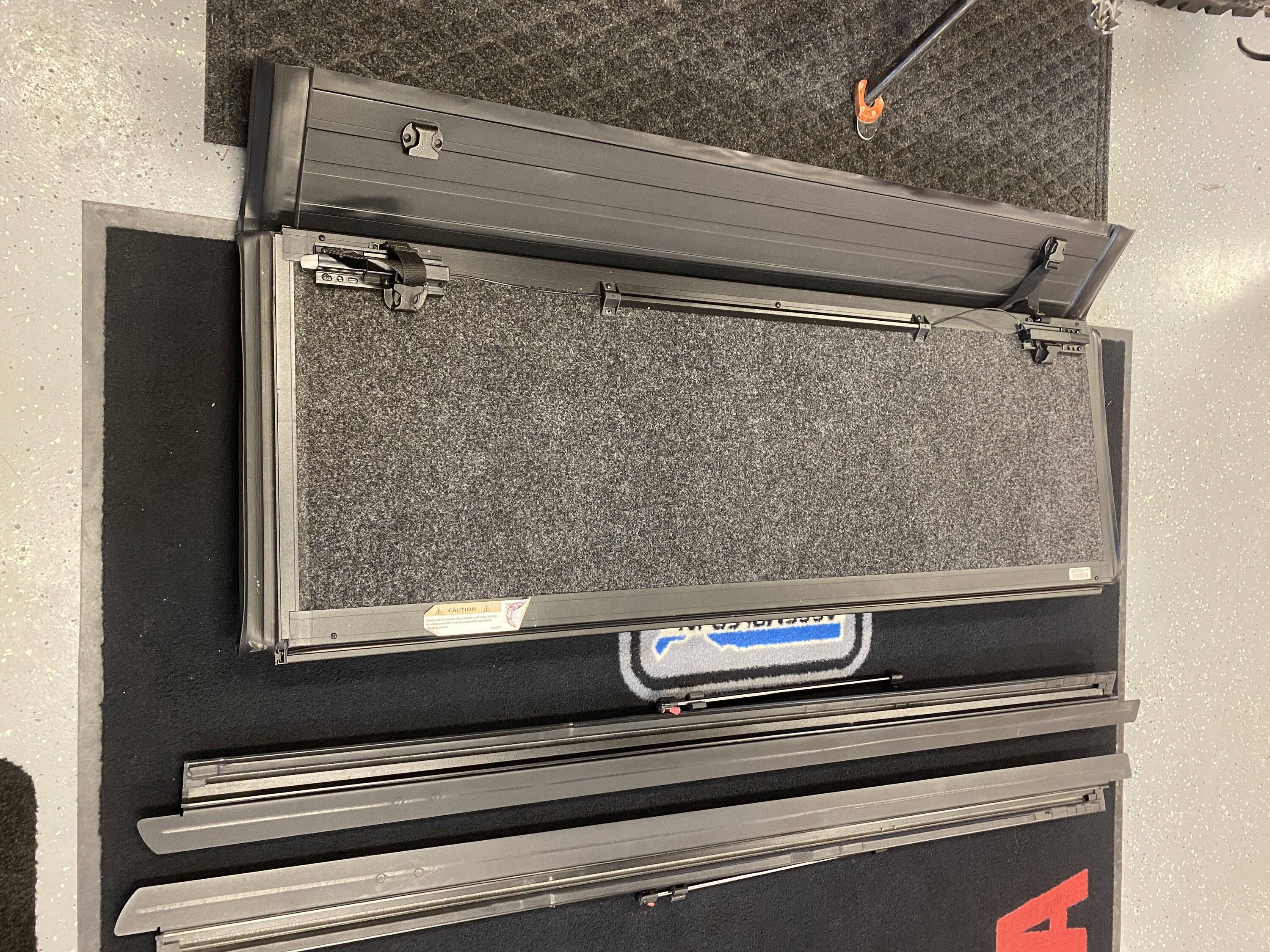 Jeep Gladiator Undercover Flex Ultra Folding Tonneau Cover 603163B1-5097-43A1-9519-104B95CBC45A