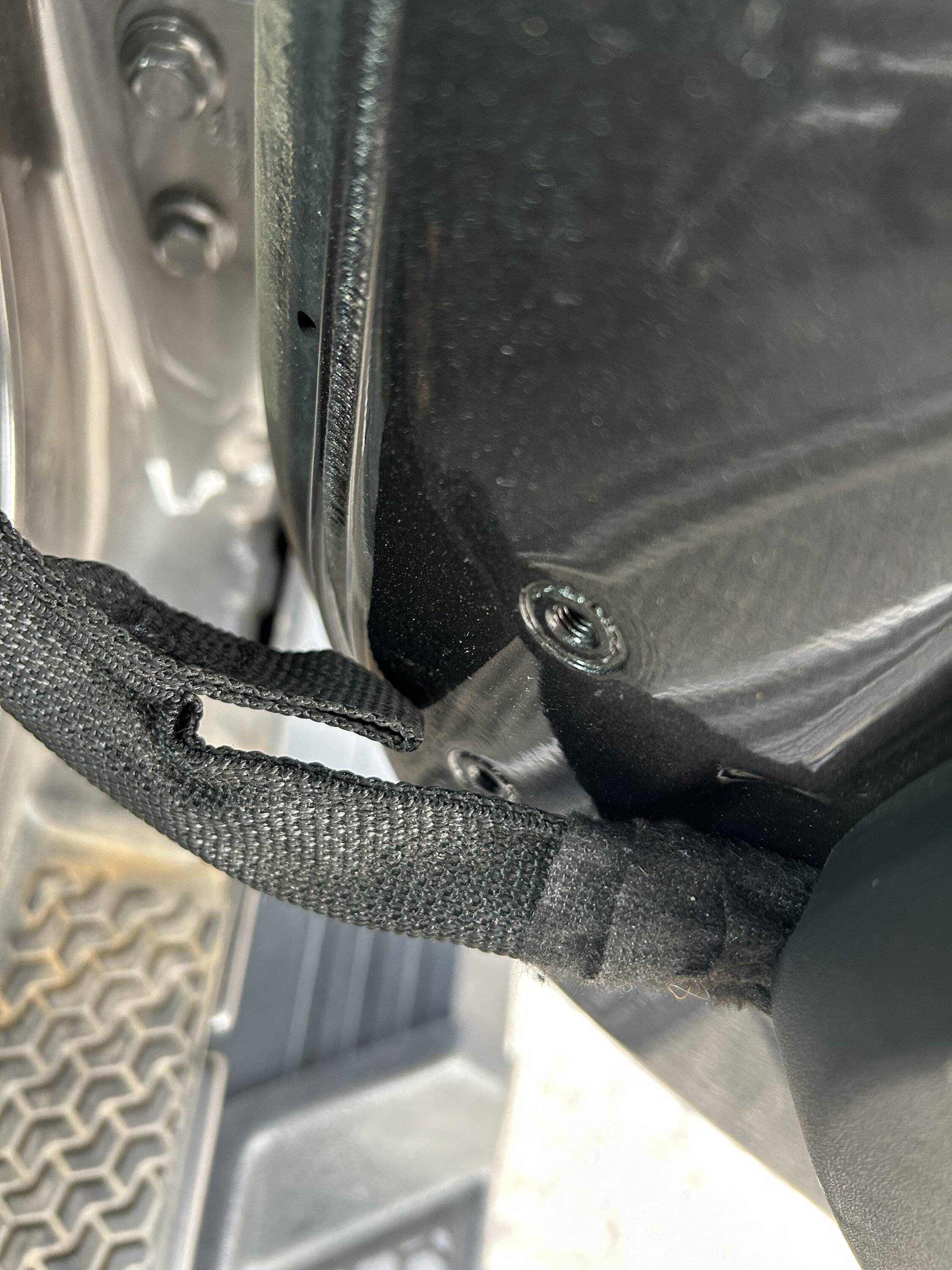 Jeep Gladiator Passenger door harness retention clip IMG_0572