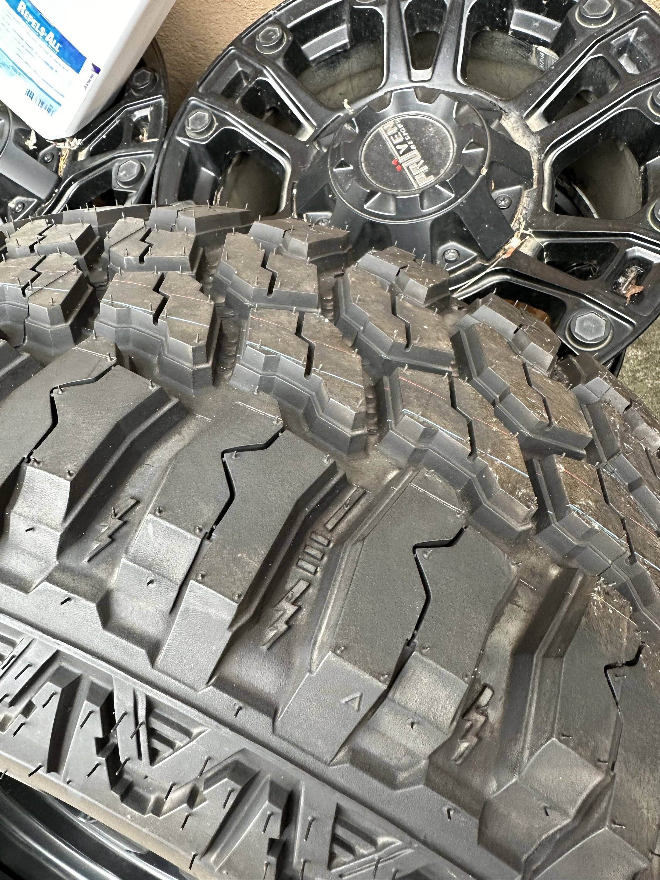 Jeep Gladiator 35x12.5x17 mud claw IMG_2939