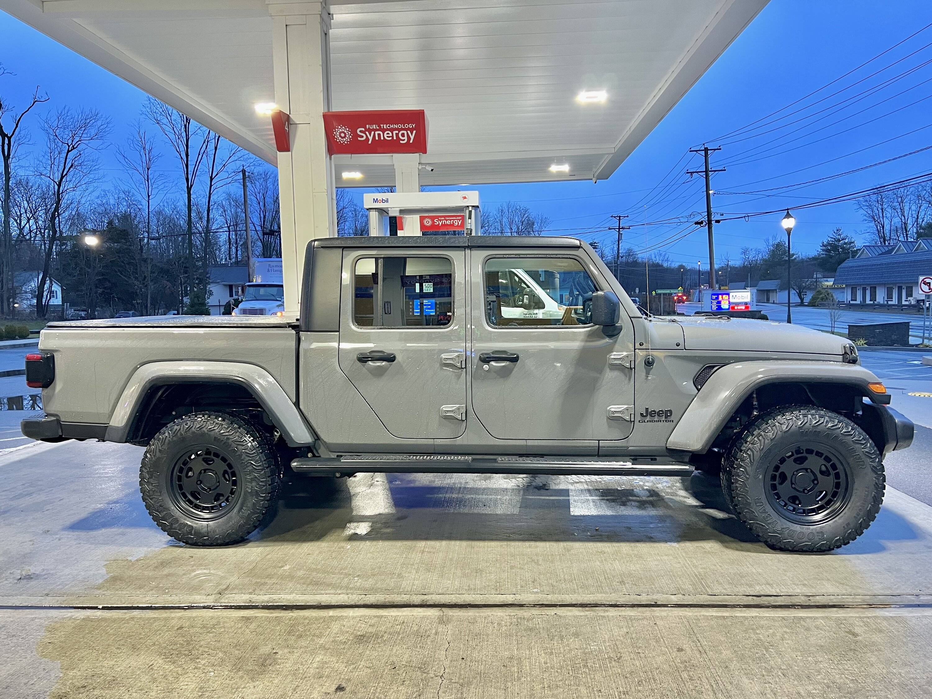 Jeep Gladiator Rubicon suspension on Sport S IMG_4873