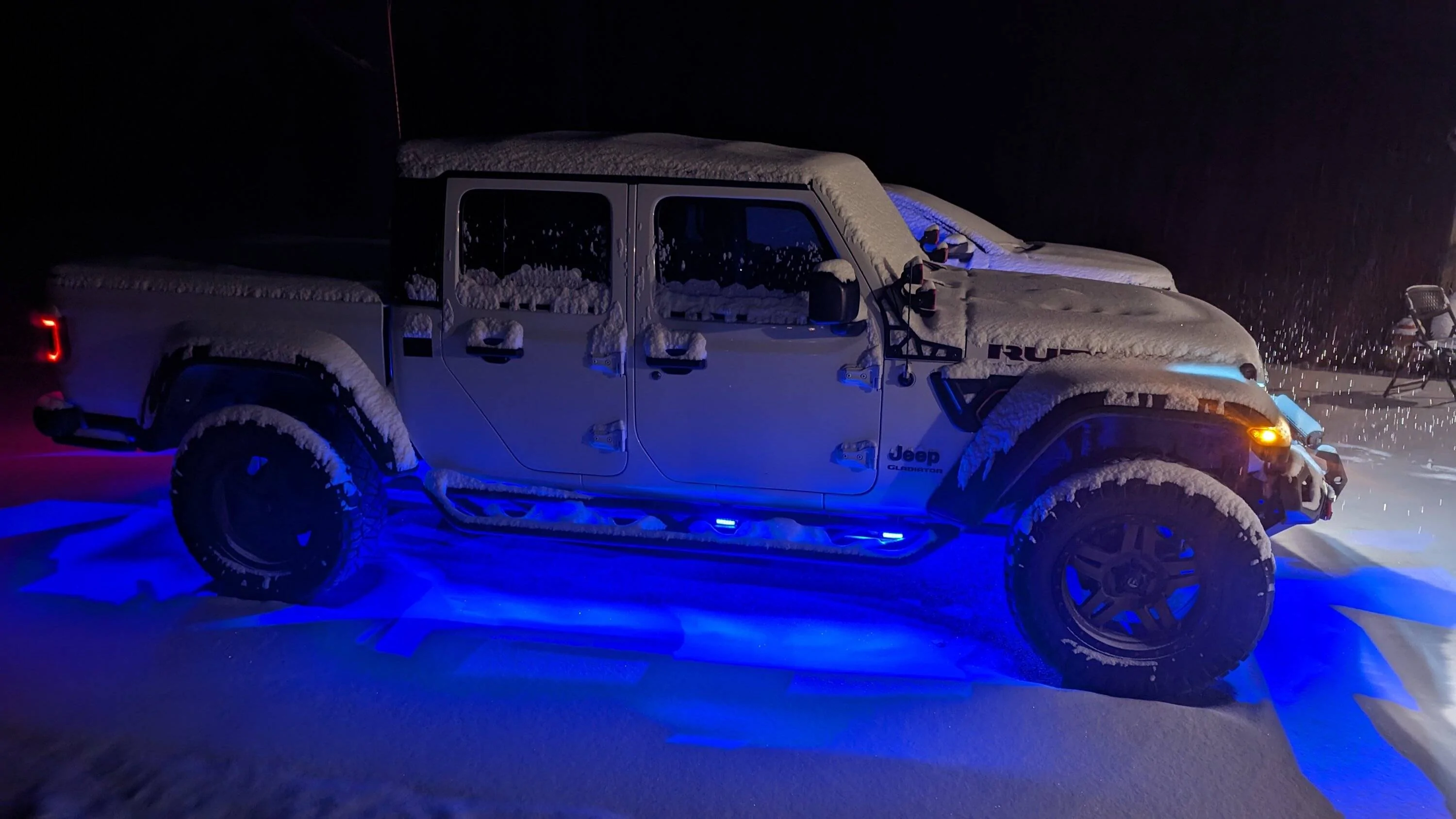 Jeep Gladiator BRIGHT WHITE Gladiator JT Club PXL_20240116_011523729.NIGHT