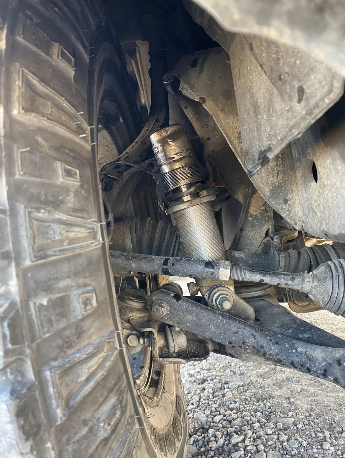 Jeep Gladiator AEV Dualsport XP Lift - Paint Flaking Off Of Shocks IMG_2156