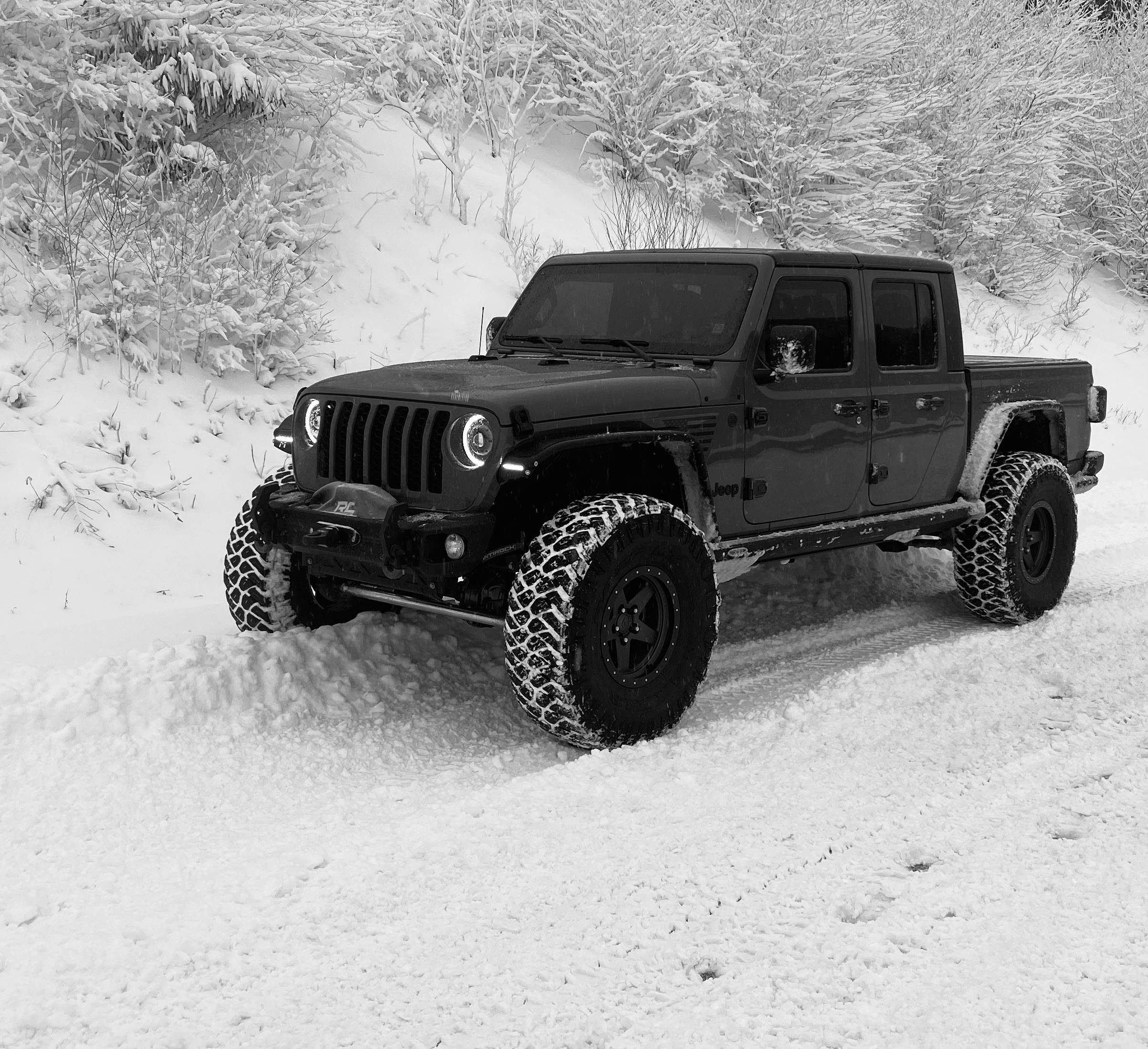 Jeep Gladiator Happy Wednesday!!! Let's see those ? Ice/ Sn❄w photos!!! IMG_2184