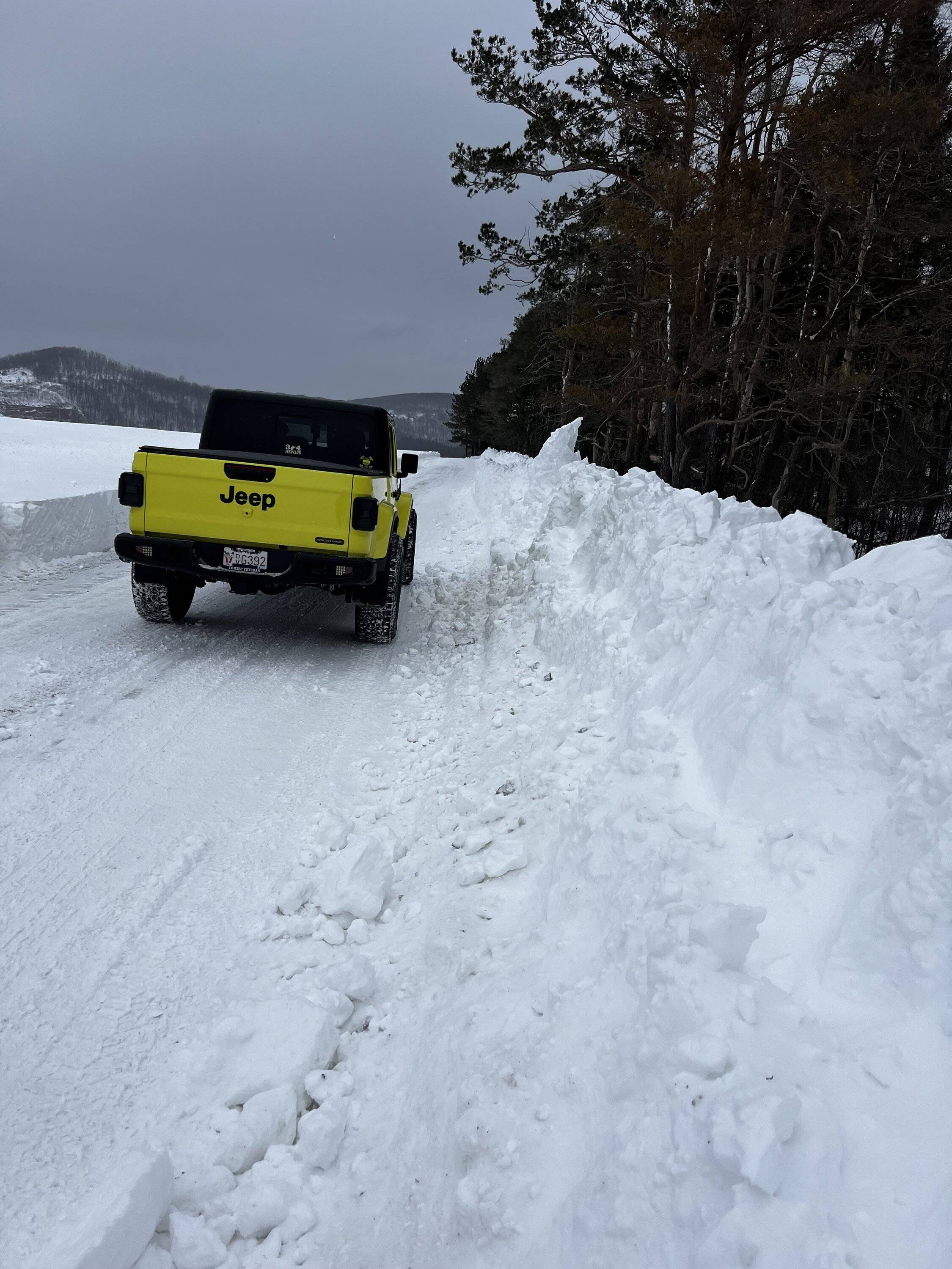 Jeep Gladiator Happy Wednesday!!! Let's see those ? Ice/ Sn❄w photos!!! IMG_2882