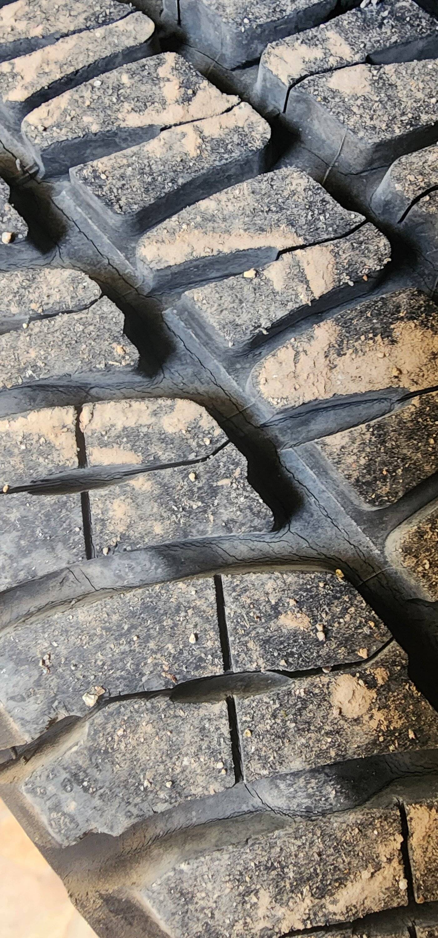 Jeep Gladiator Crack in tires, Replace? 1000010981