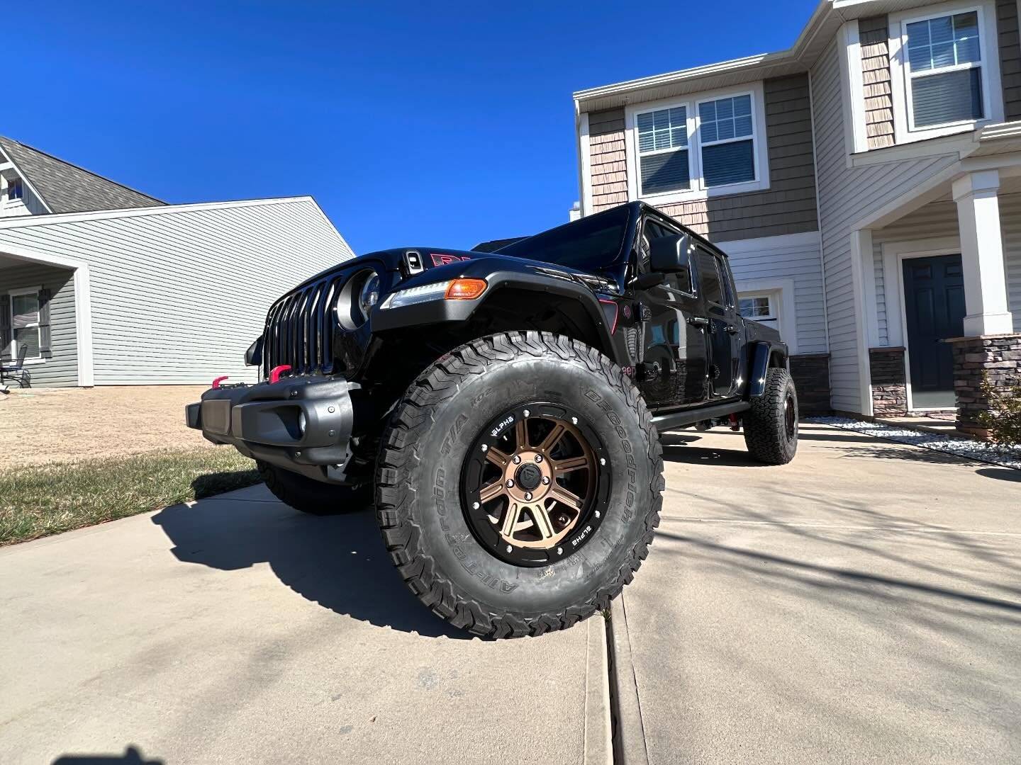 Jeep Gladiator Black is played out, let's see some colored rims Gladiator 2