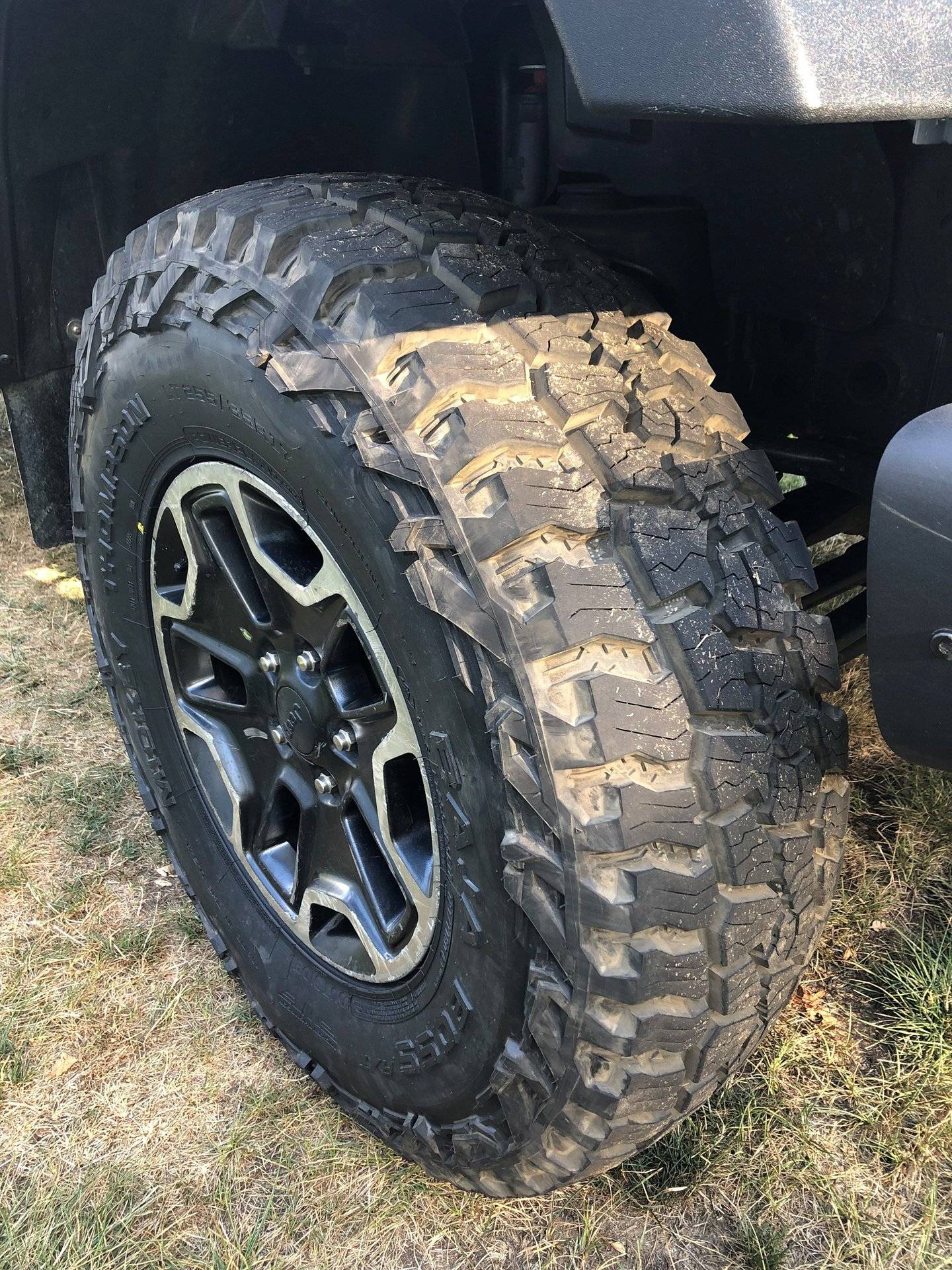 Jeep Gladiator Mickey Thompson Baja Boss AT 255/85/17 (35" Pizza Cutters). 1706014710512