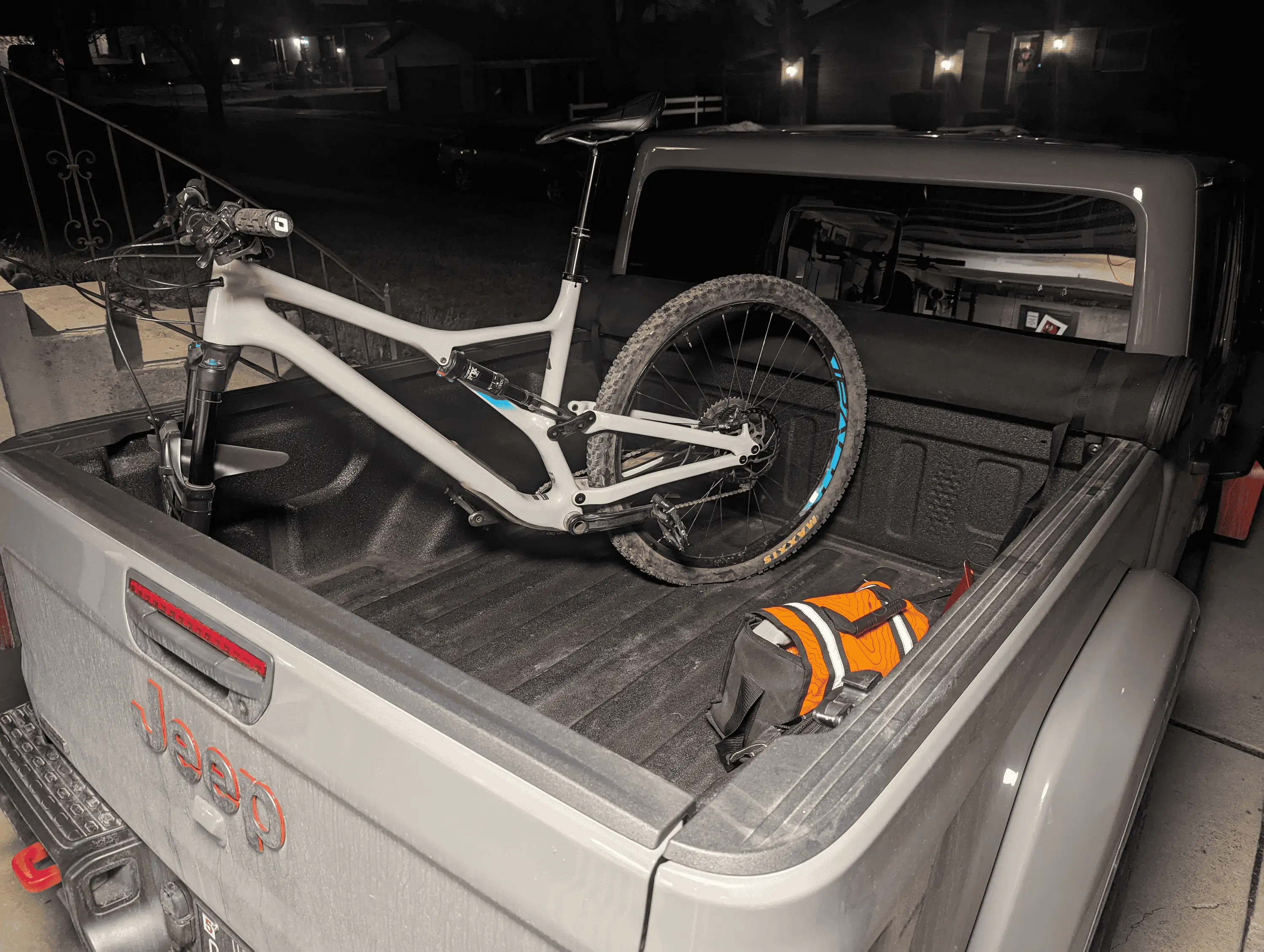 Jeep Gladiator In-bed magnetic bicycle rack installed (Difficulty: 1/5) 1706149057744