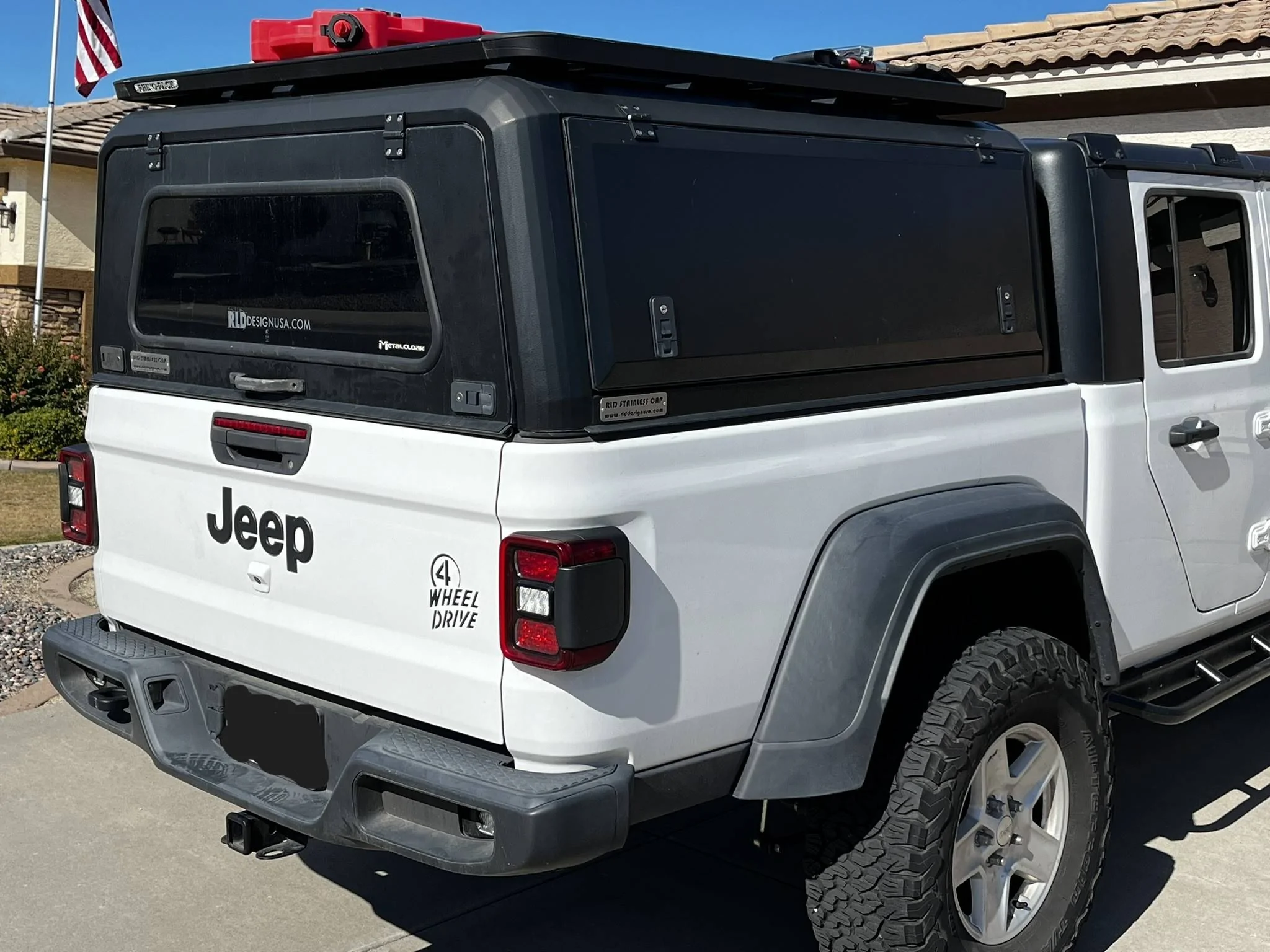 Jeep Gladiator RLD v2 bed cap with Rhino Rack IMG_0387