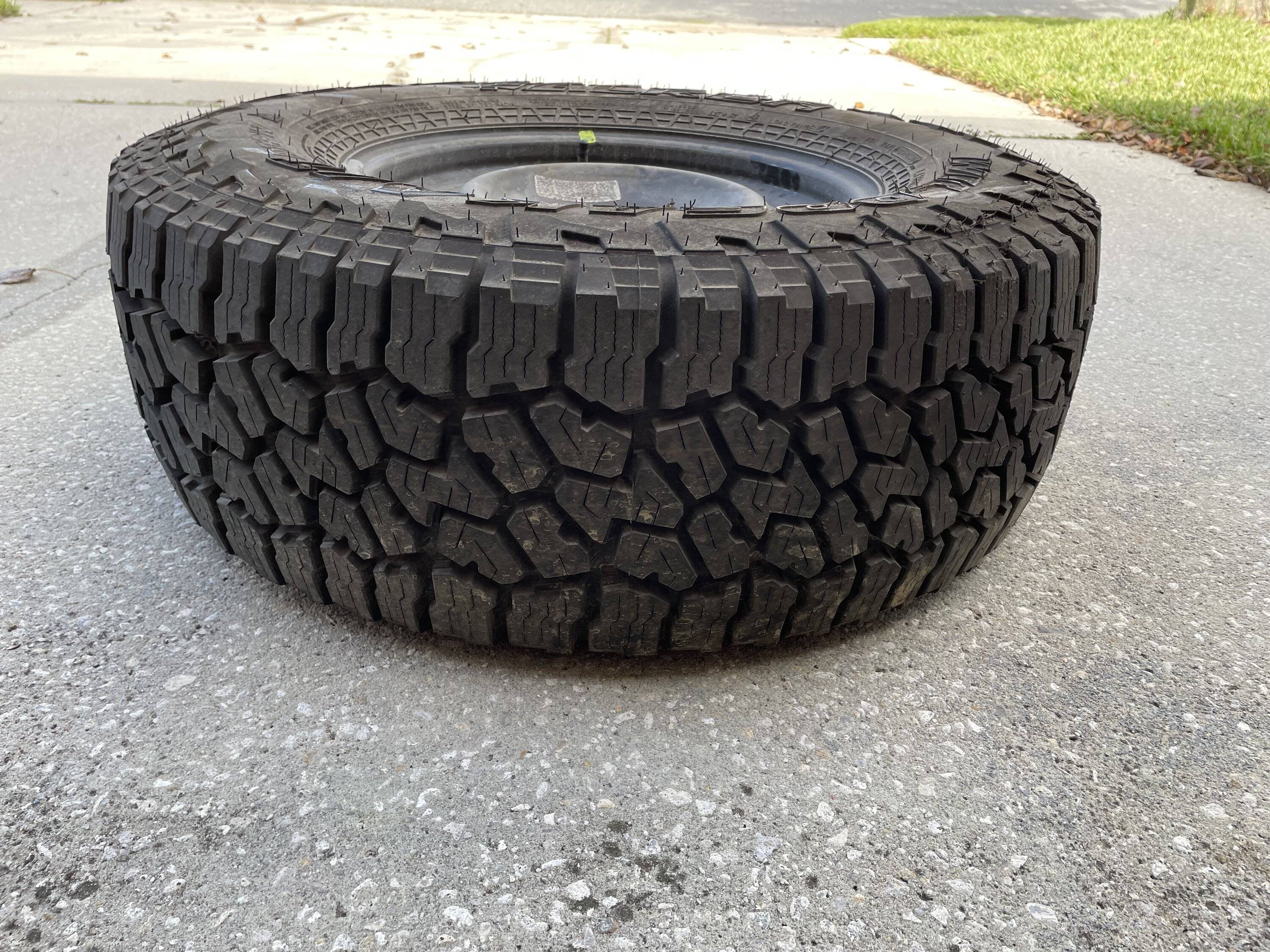 Jeep Gladiator Rubicon “premium” option wheels and falken AT tires - Orlando IMG_1371