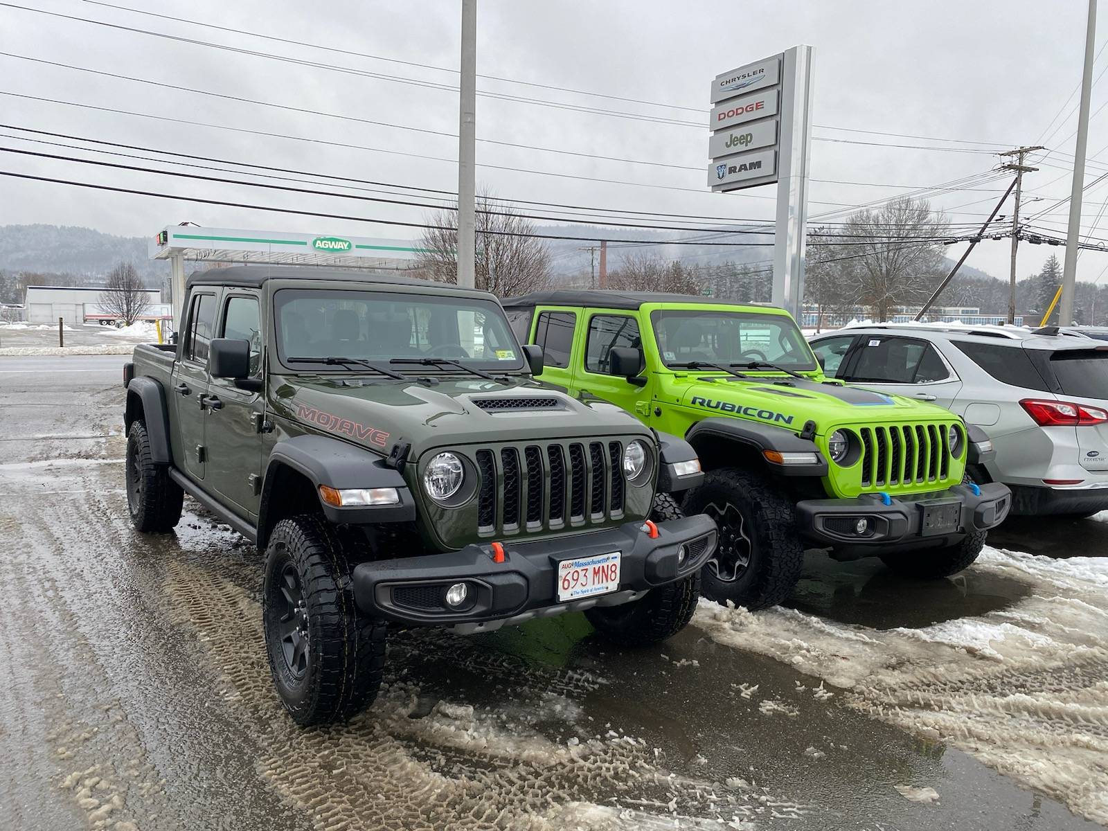 Jeep Gladiator Should I switch from a JL 4xe to a JT Mojave? noname (32)