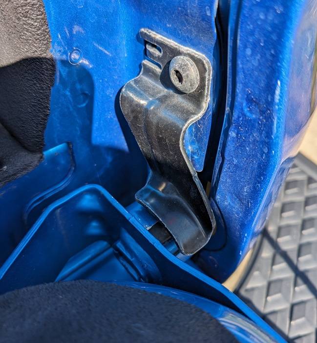 Jeep Gladiator Tailgate hinge lock plate? PXL_20240201_164019256