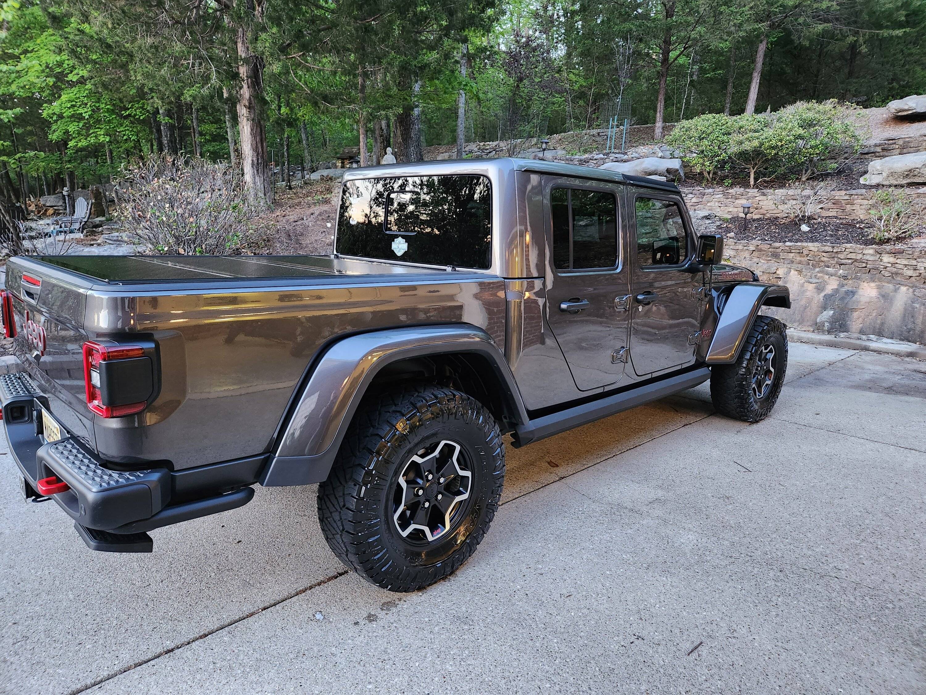 Jeep Gladiator Jeep Gladiator Mopar (OEM) Hard Tri-Fold Tonneau Cover 20230412_191855
