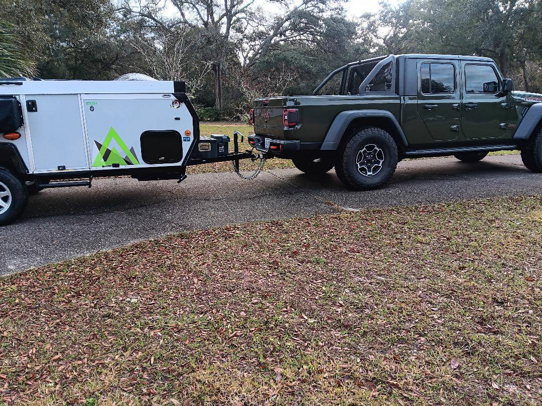 Jeep Gladiator Mojave vs Scout RB17