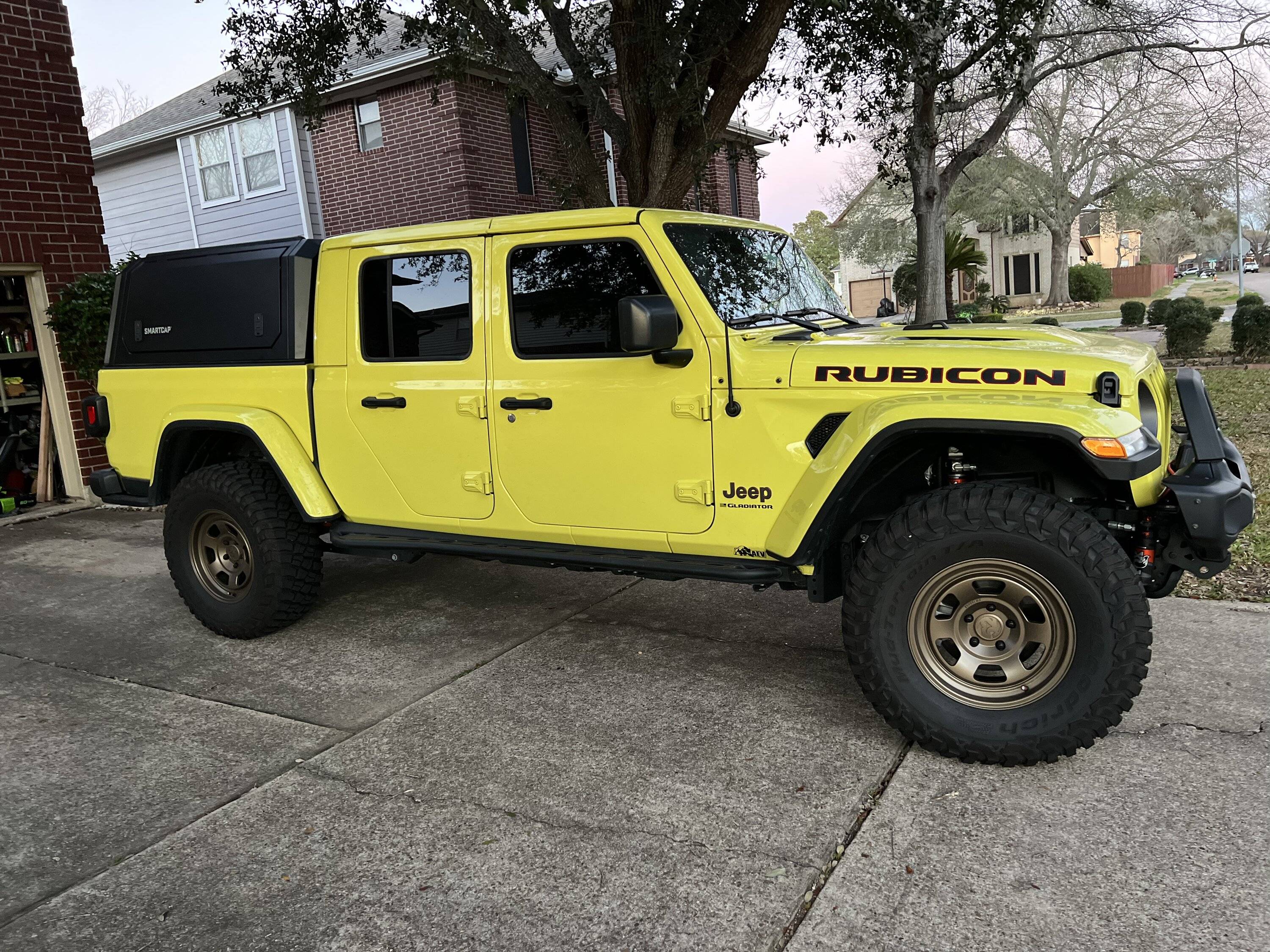 Jeep Gladiator Mojave with 2 inch AEV Lift w/ stock tires -- looks silly? 8BA77A81-BA10-4EB6-9166-77FE126A466E