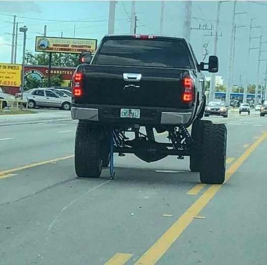 Jeep Gladiator I think he needs new trackbars ? 425698150_250513754762906_647195812711543484_n