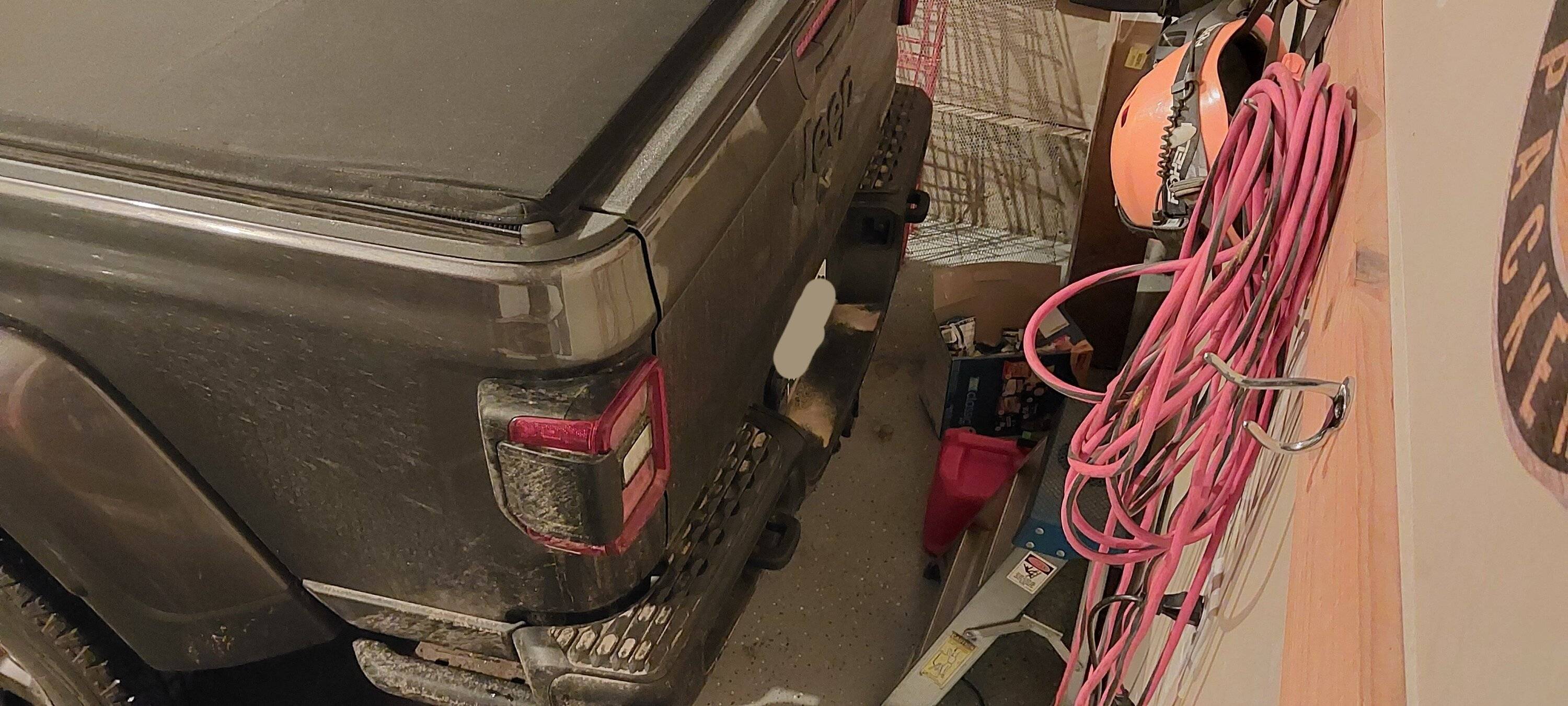 Jeep Gladiator WTB: Two black rear hooks 20240208_191342