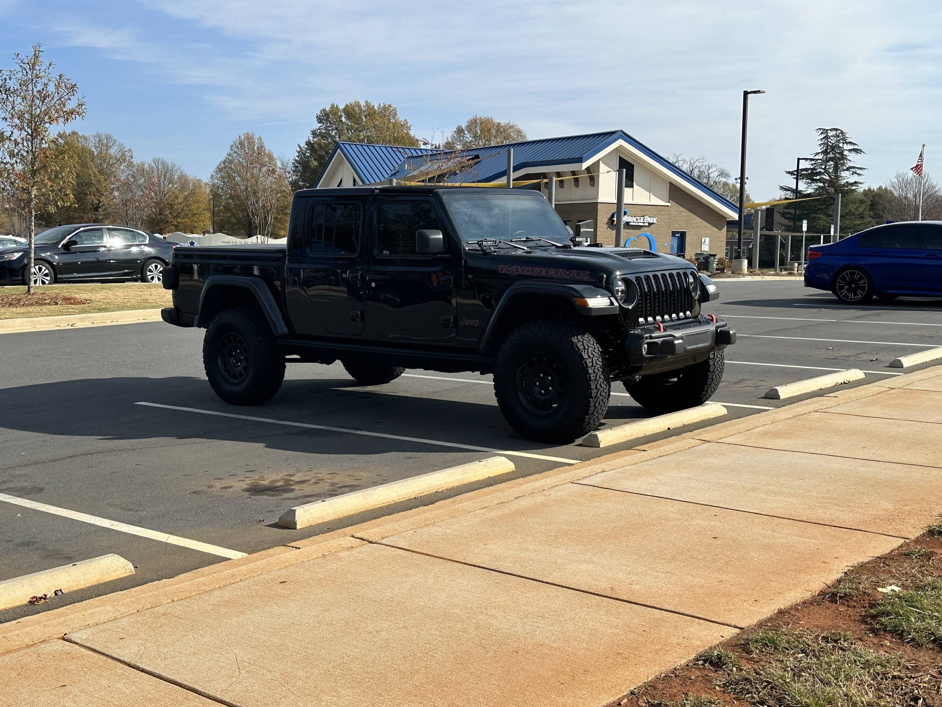 Jeep Gladiator Undercover Ultra Flex v. Bakflip MX4 IMG_4615