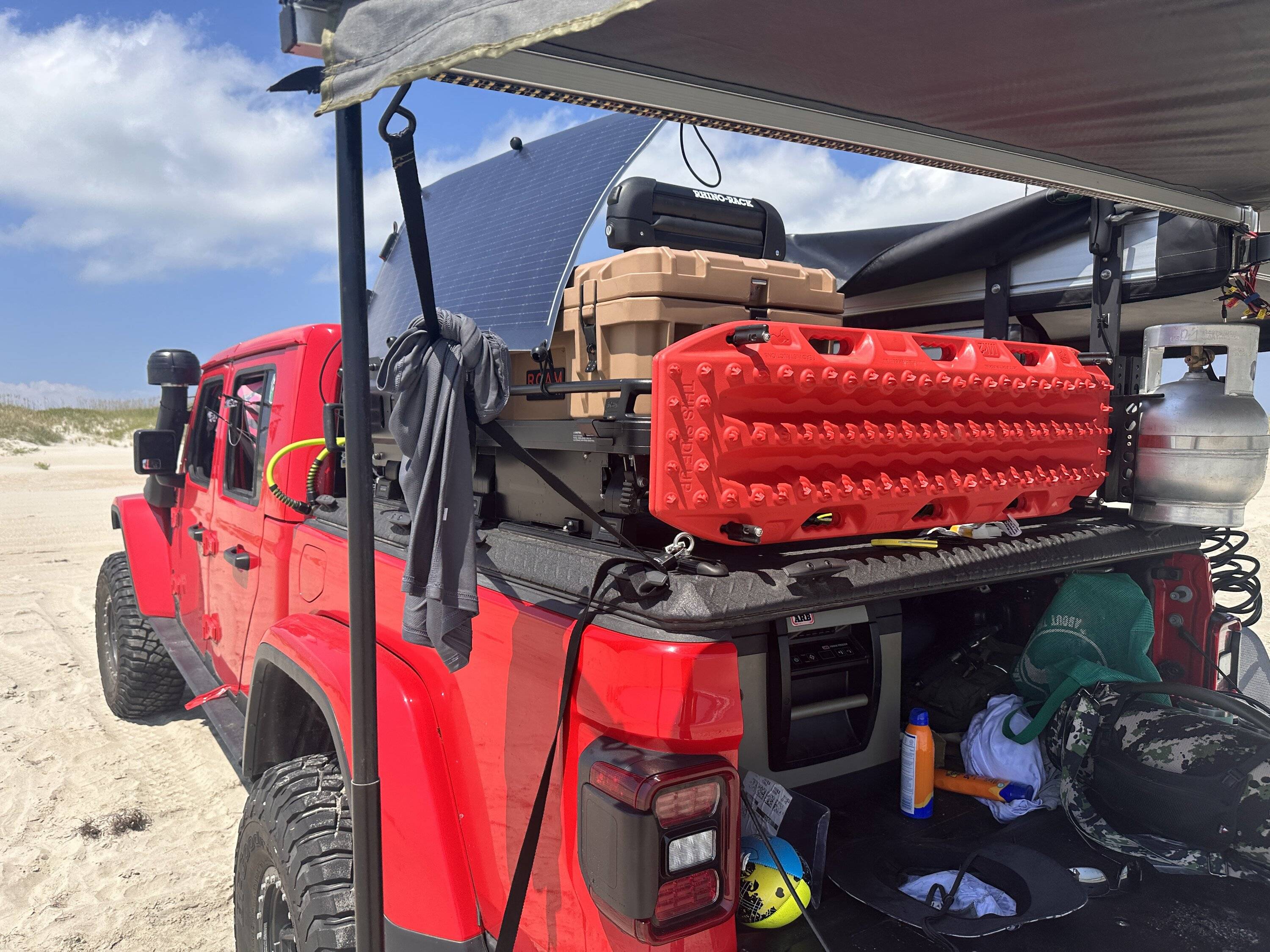 Jeep Gladiator Solar Panel on Roof Rack IMG_2042