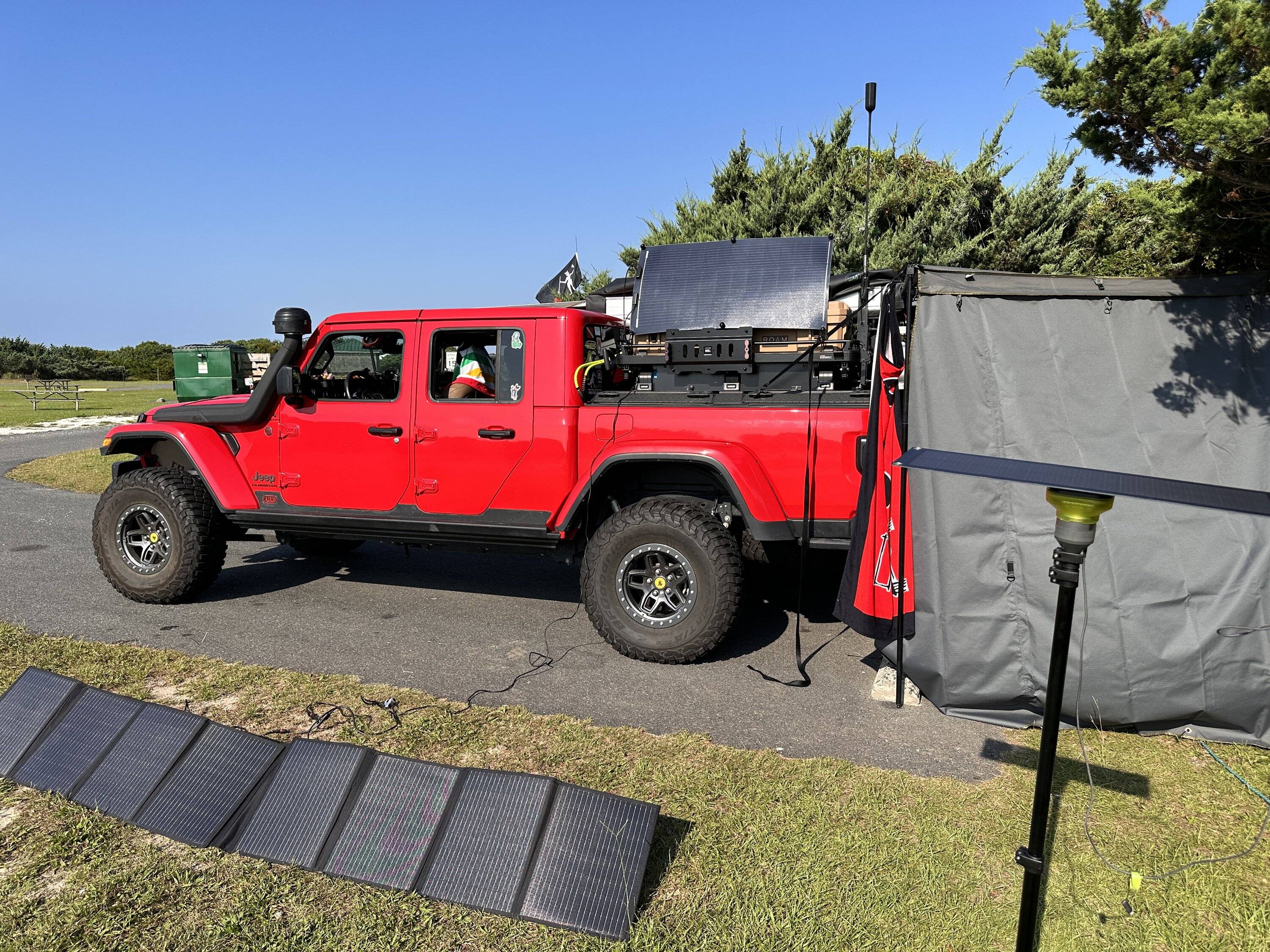 Jeep Gladiator Solar Panel on Roof Rack IMG_2004