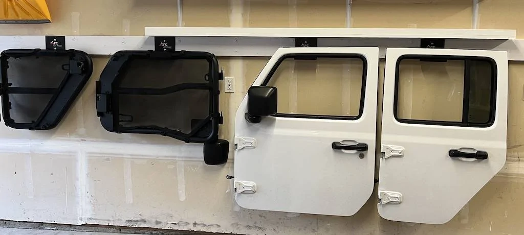 Jeep Gladiator Hardtop hoist with door storage Jeep_Doors1