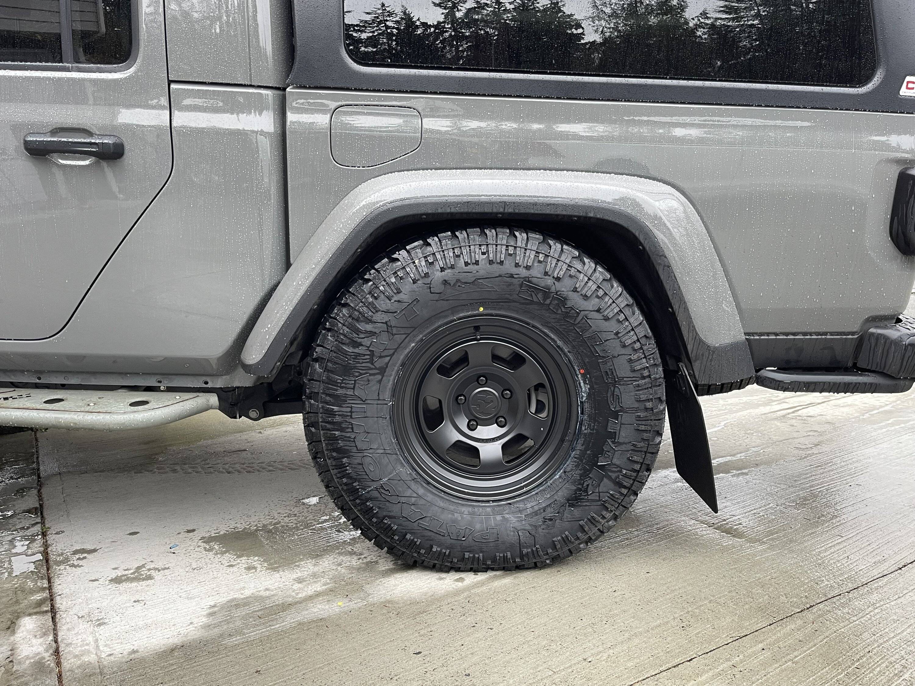 Jeep Gladiator Anyone else running 37s no lift? IMG_2635