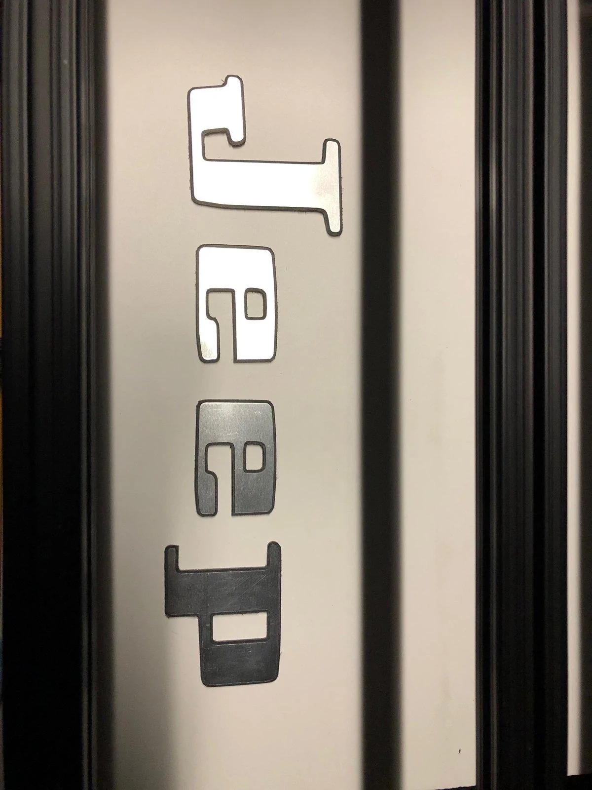 Jeep Gladiator "JEEP" tailgate badge mods? IMG_4196