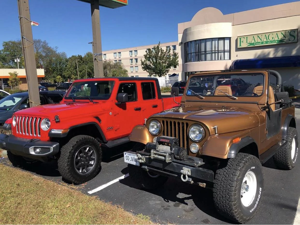 Jeep Gladiator Jeeps Parking Next To Jeeps B31365E3-04DE-4BFD-8CEB-A520BA67CAB9