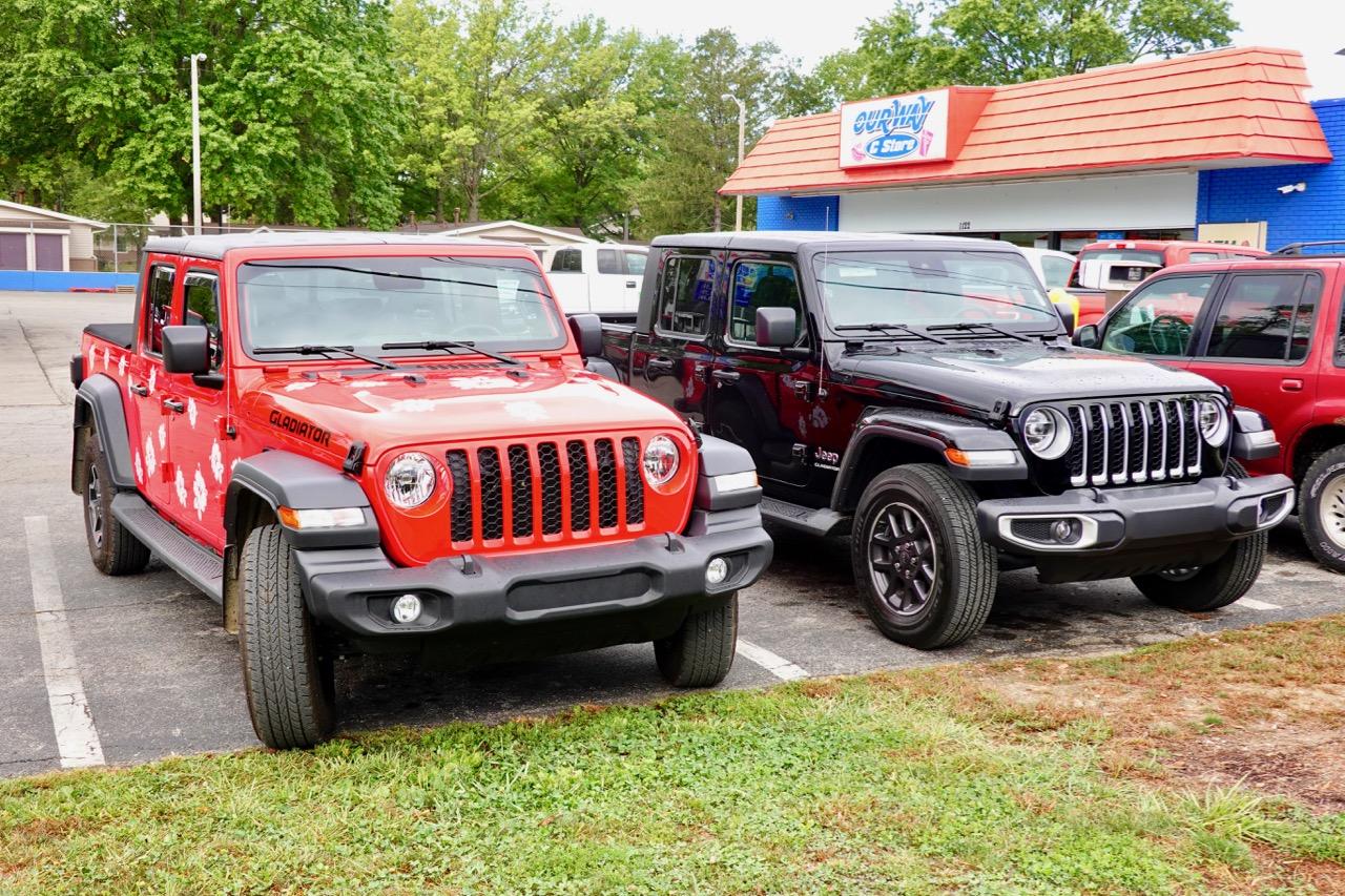 Jeep Gladiator Jeeps Parking Next To Jeeps DSC04402
